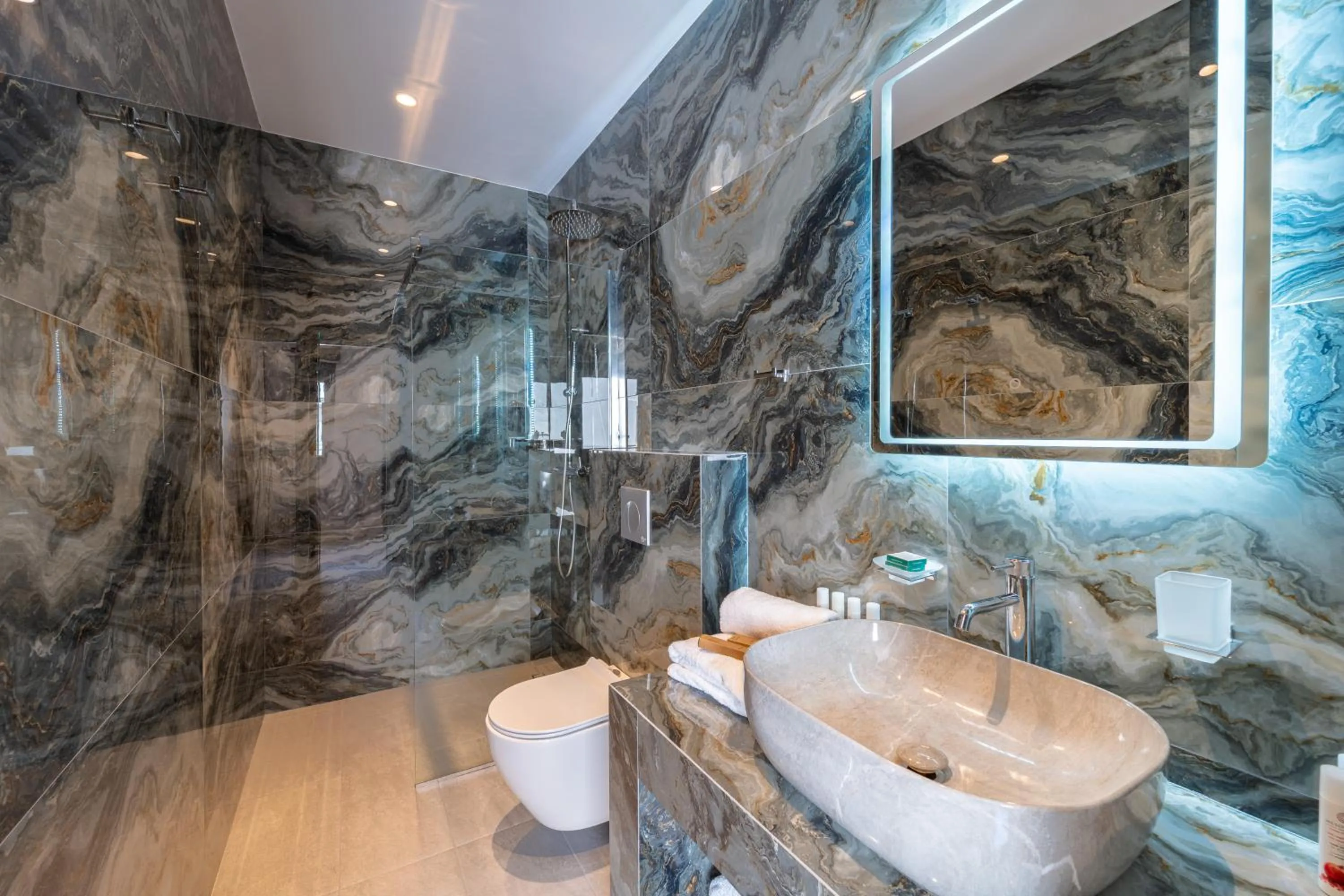 Shower in Philia Center Suites