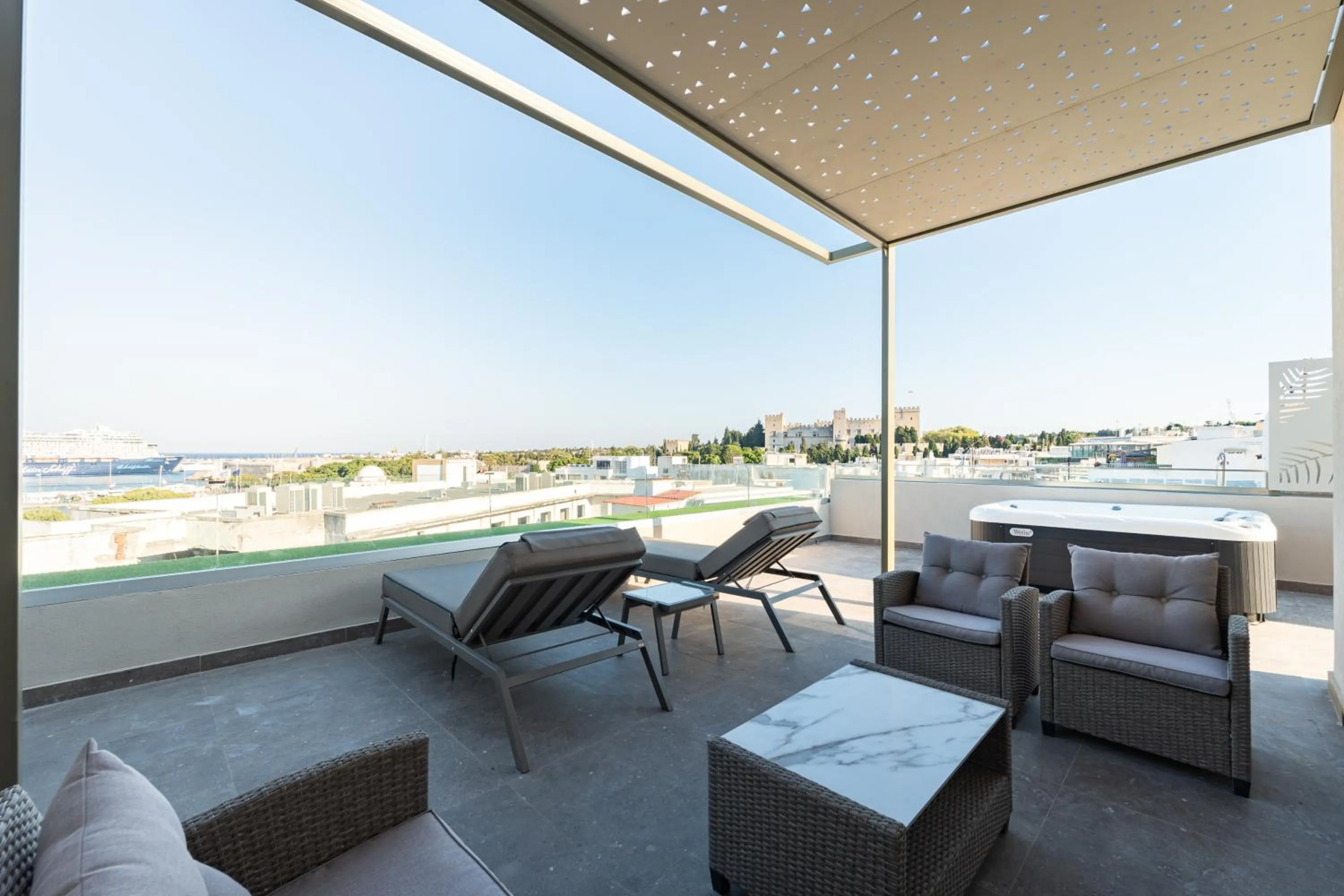 Hot Tub in Philia Center Suites