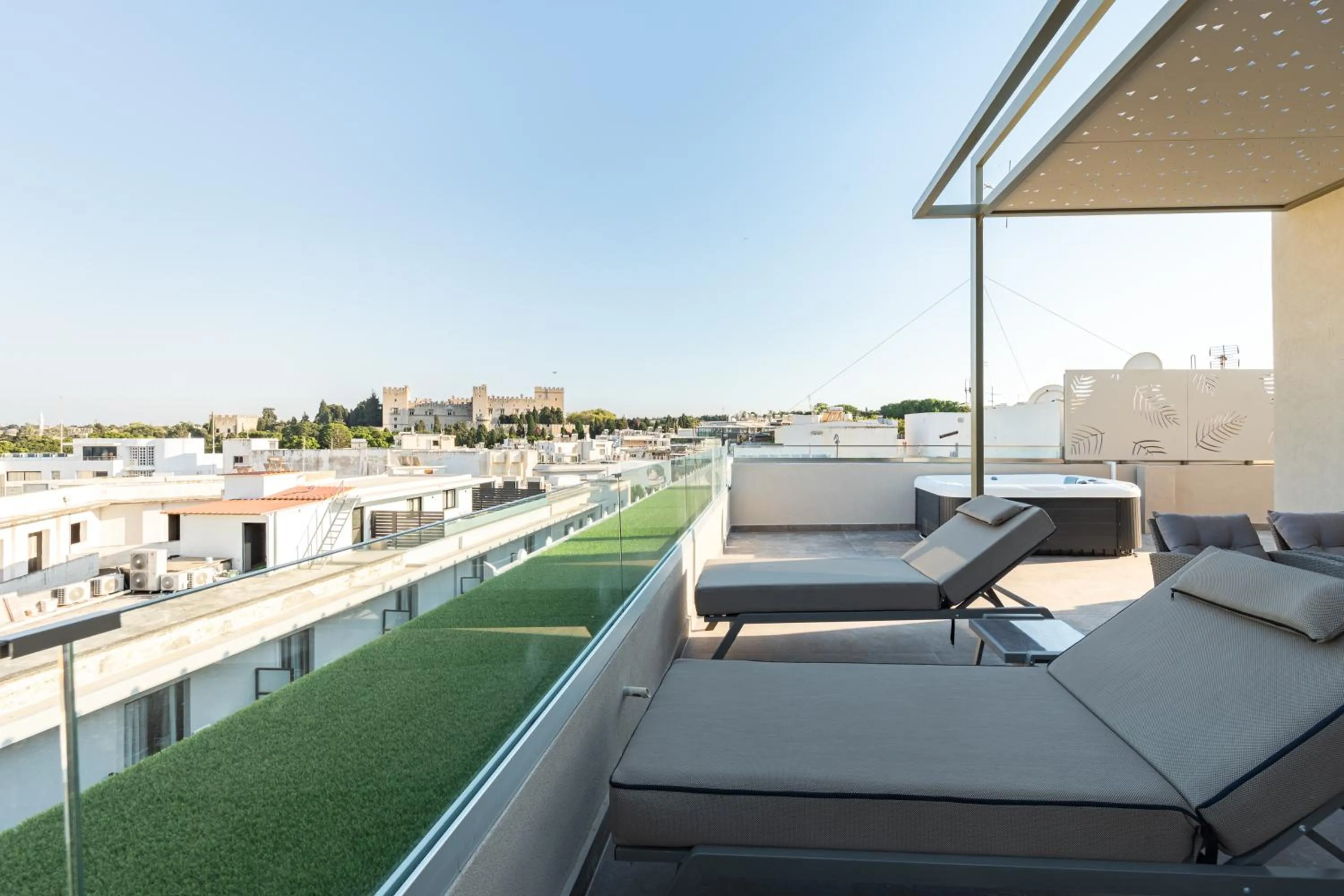 Hot Tub in Philia Center Suites