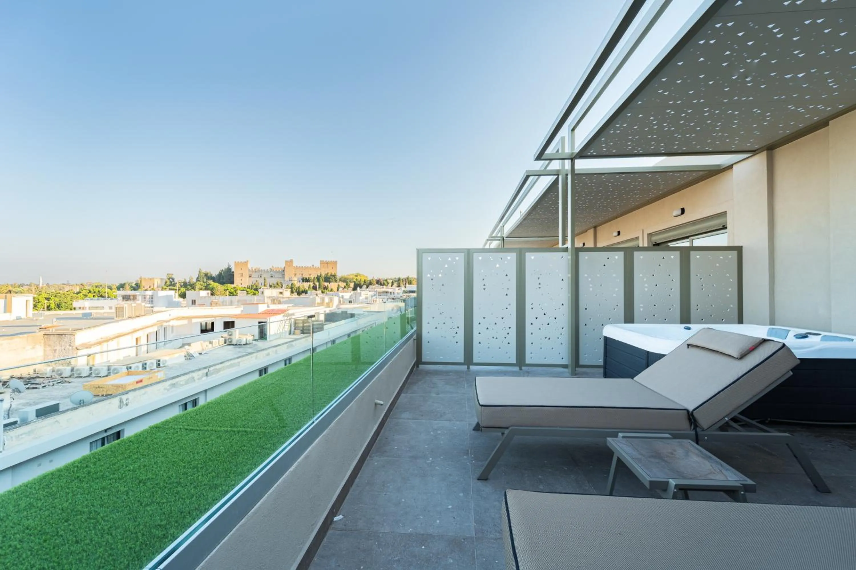 Hot Tub in Philia Center Suites