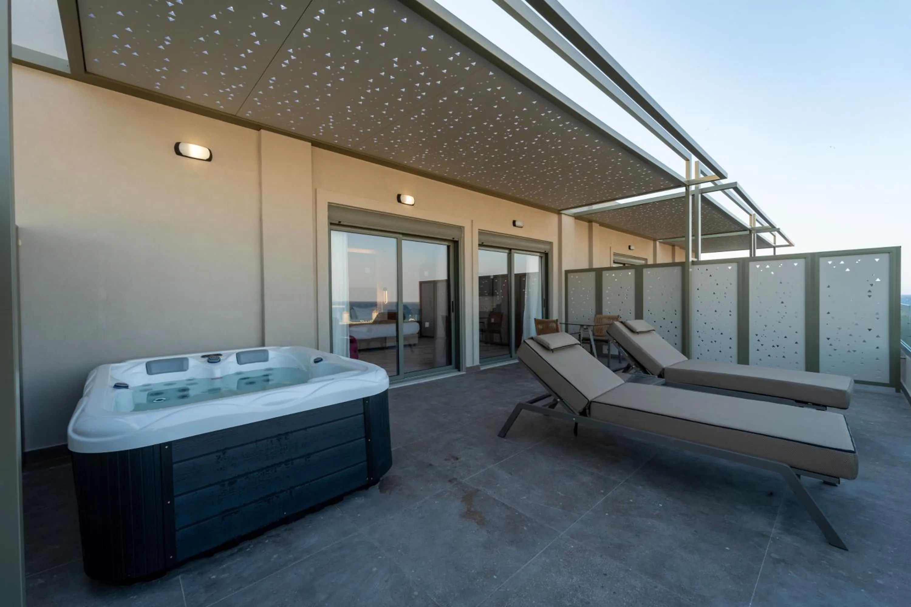 Hot Tub in Philia Center Suites