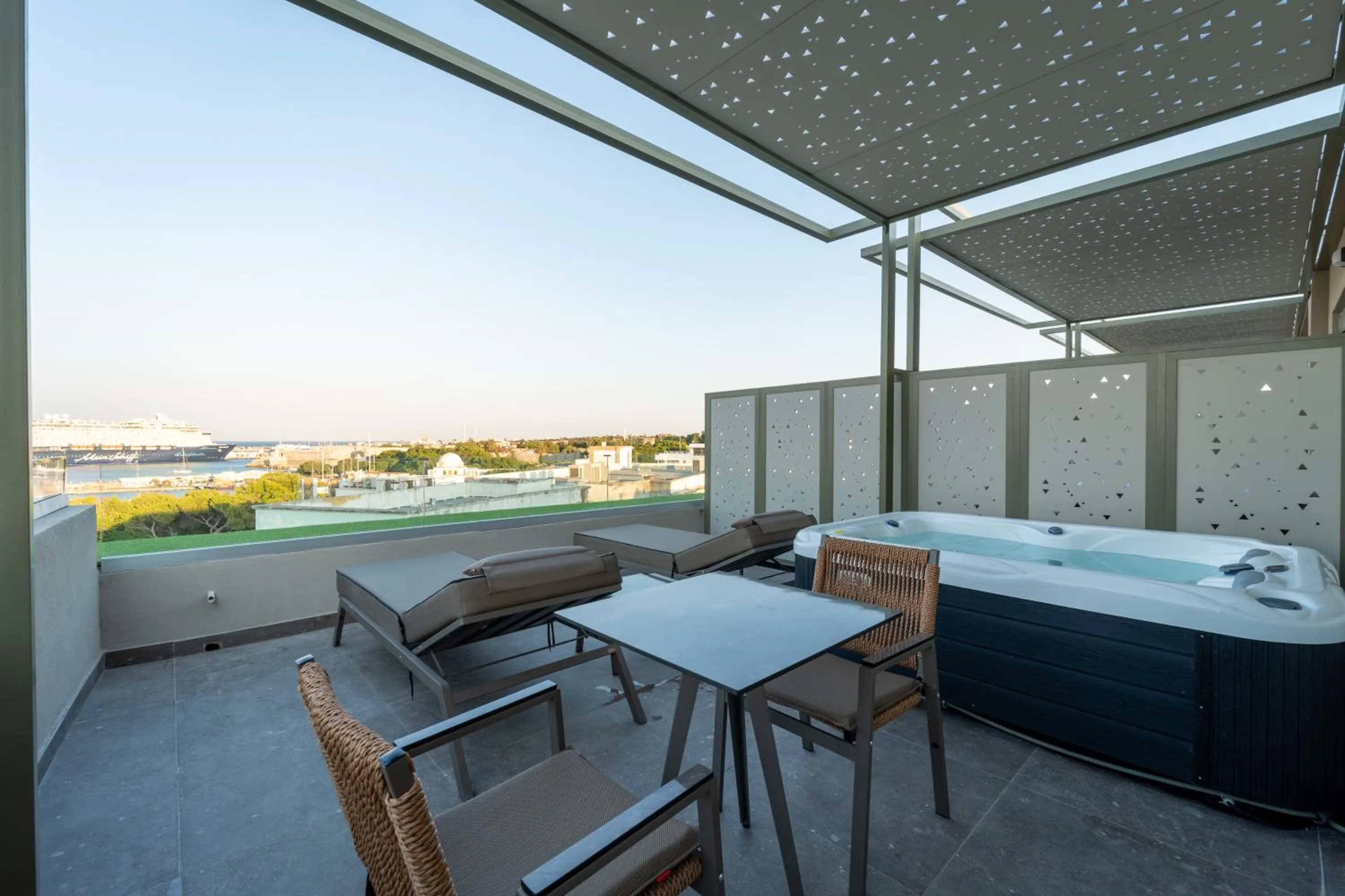 Hot Tub in Philia Center Suites