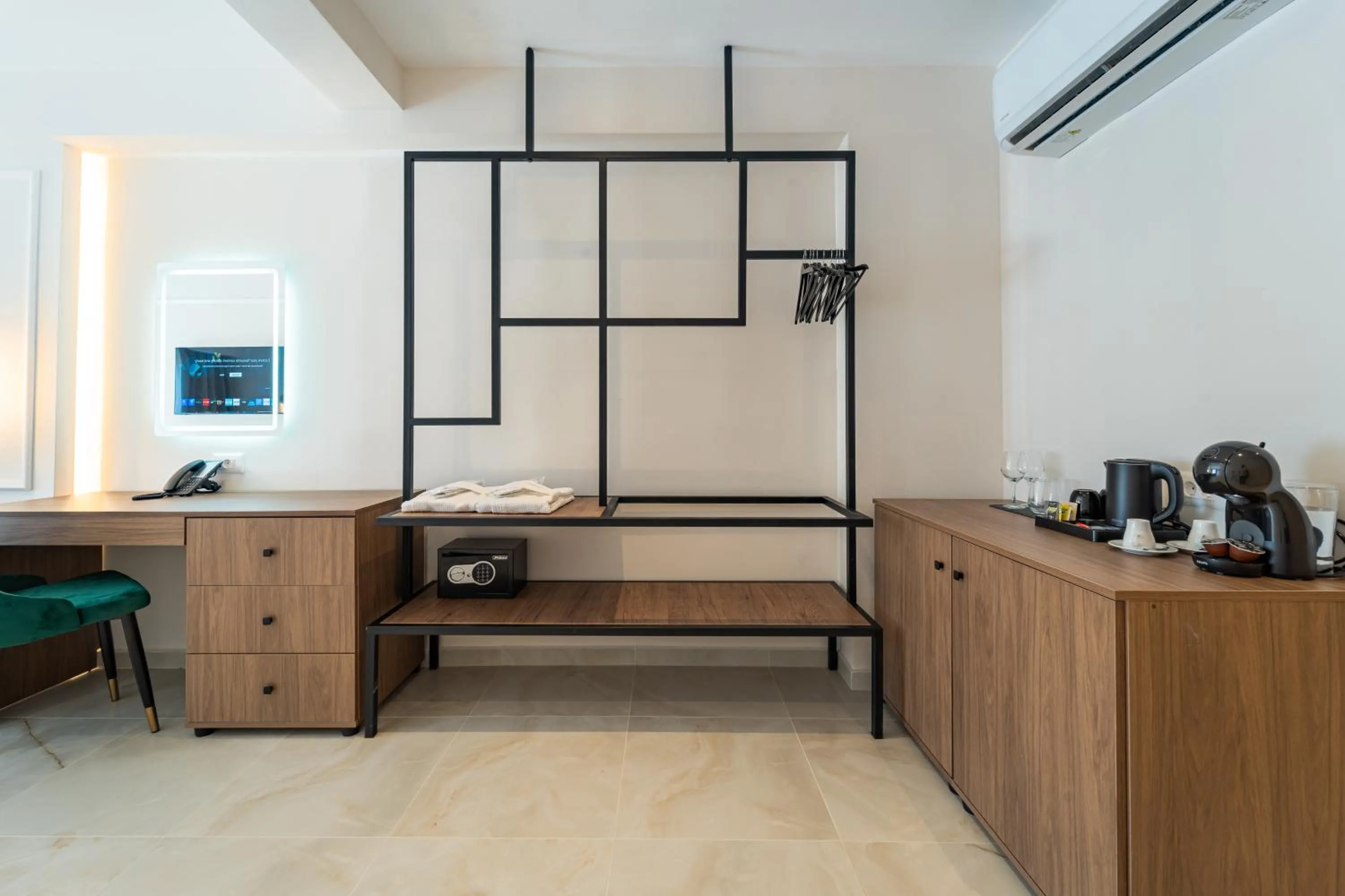 Coffee/tea facilities in Philia Center Suites