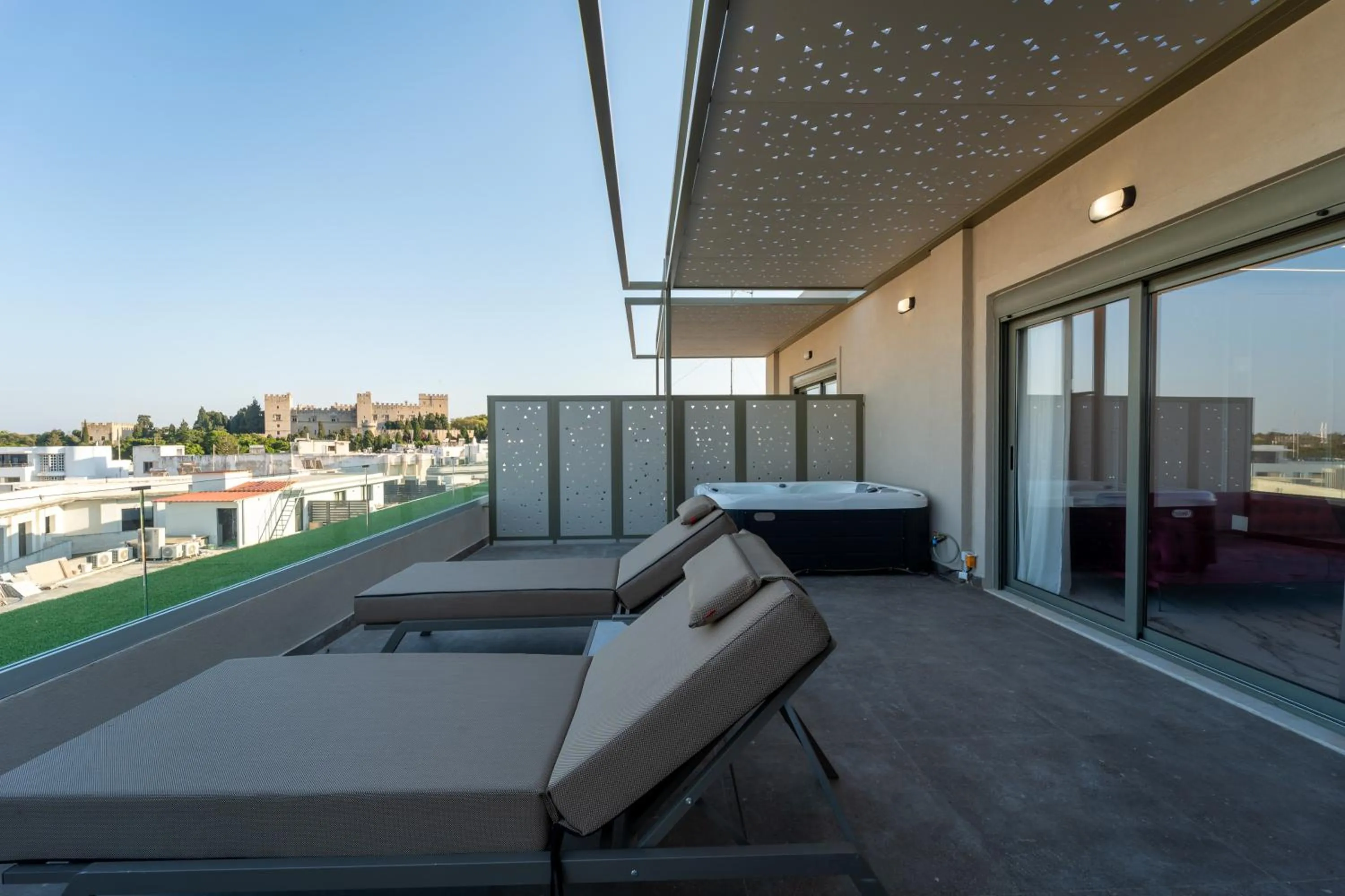 Hot Tub in Philia Center Suites