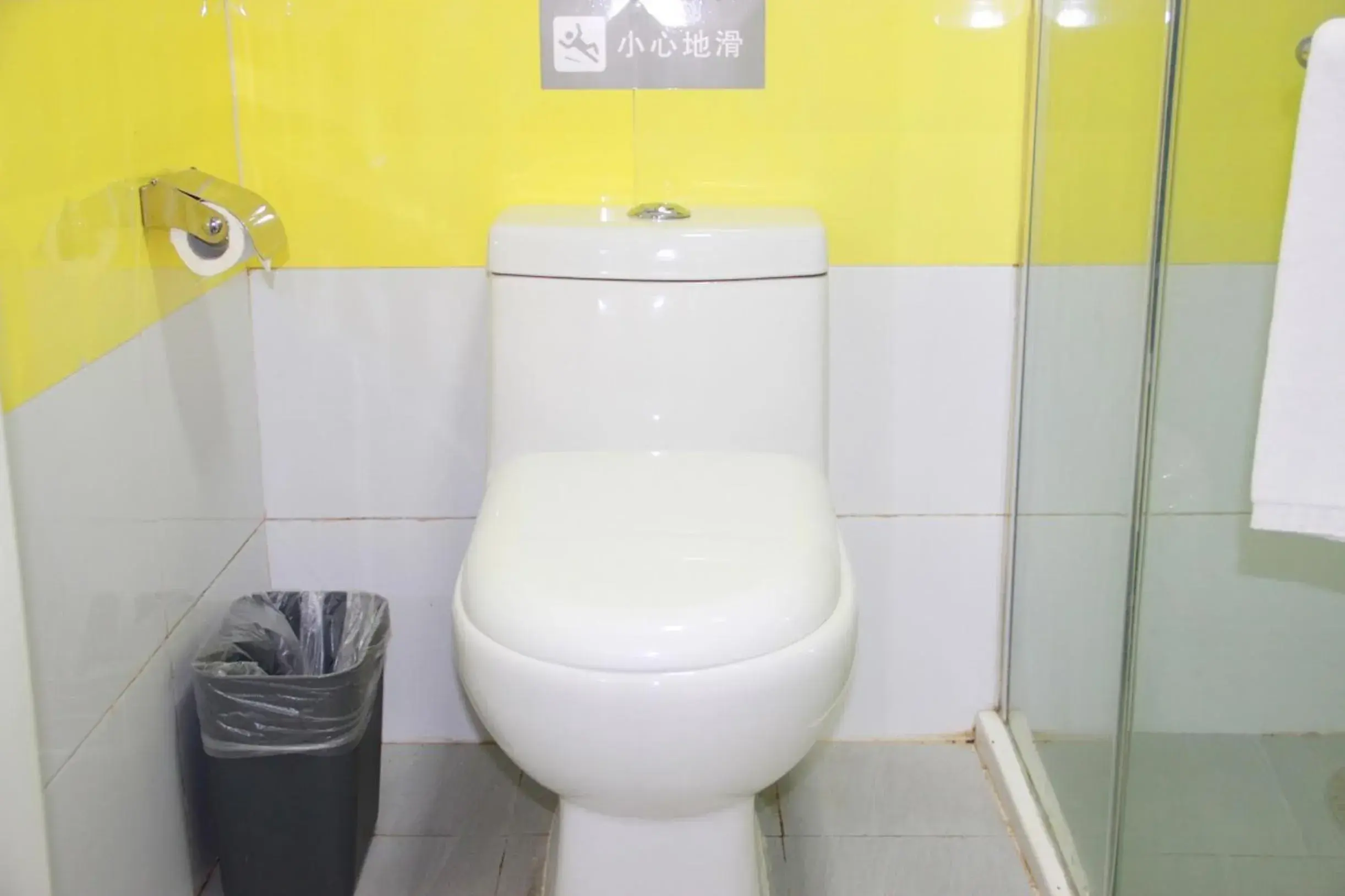 Bathroom in 7Days Inn JiNan LiShan Road Bathroom in 7Days Inn JiNan LiShan Road