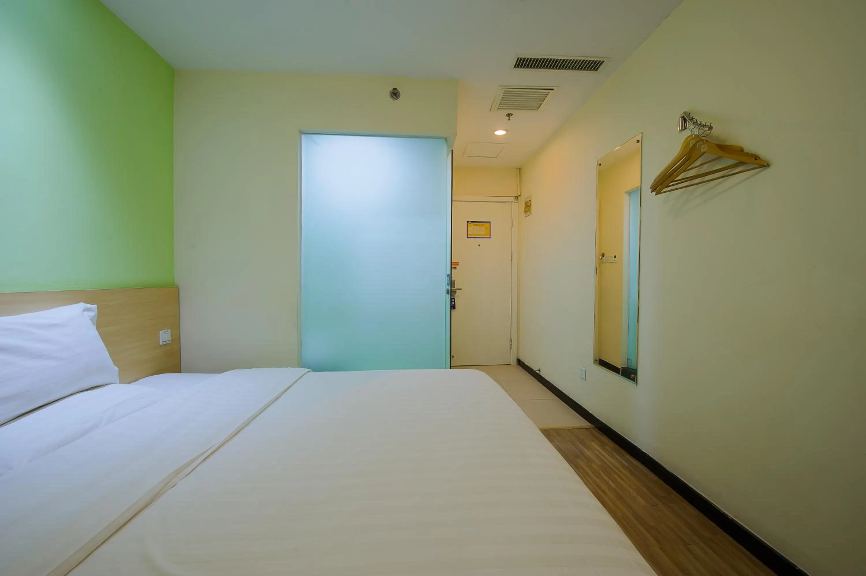 Photo of the whole room, Bed in 7Days Inn Beijing Shangdi