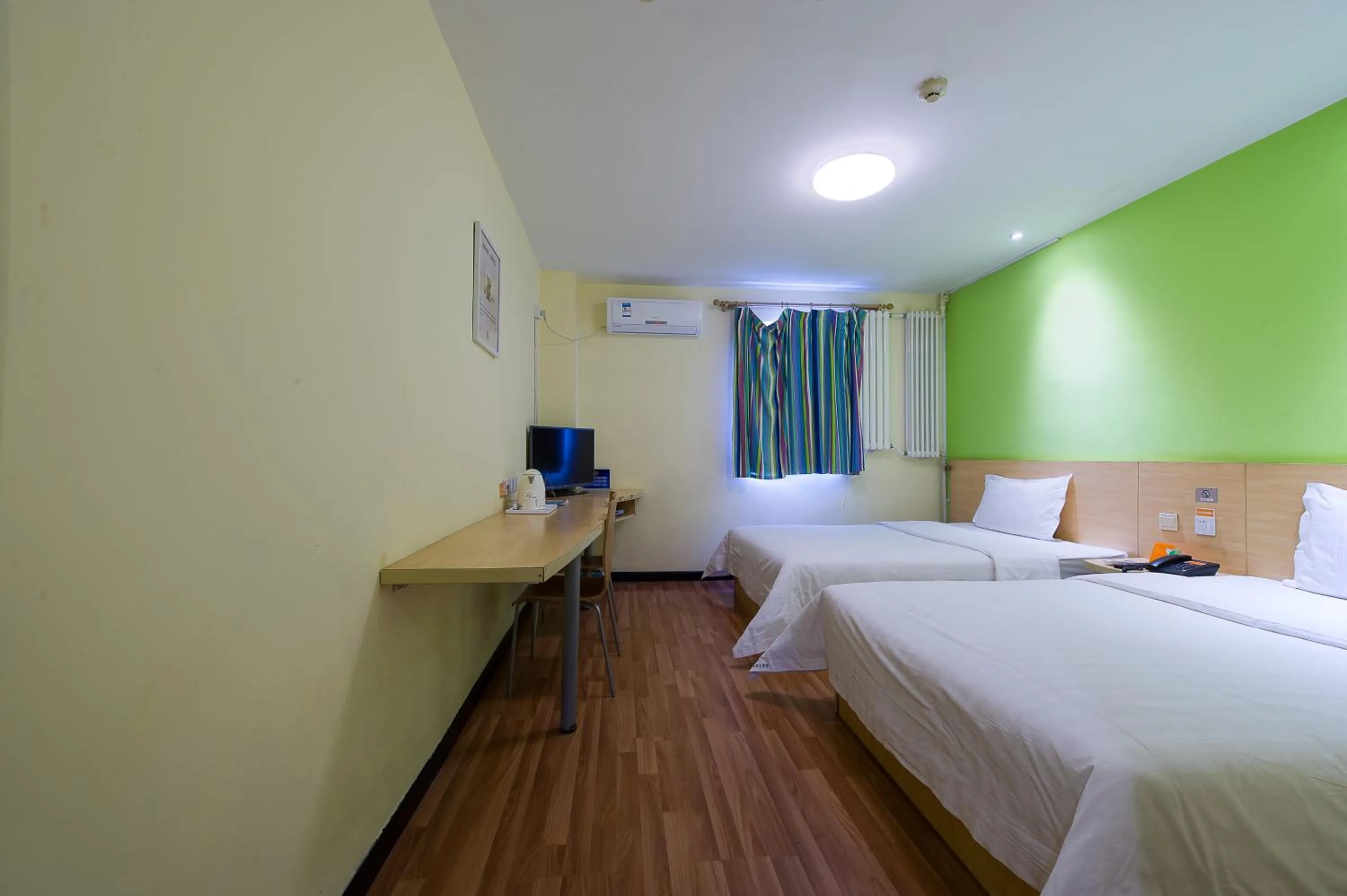 Photo of the whole room, Bed in 7Days Inn Beijing Shangdi