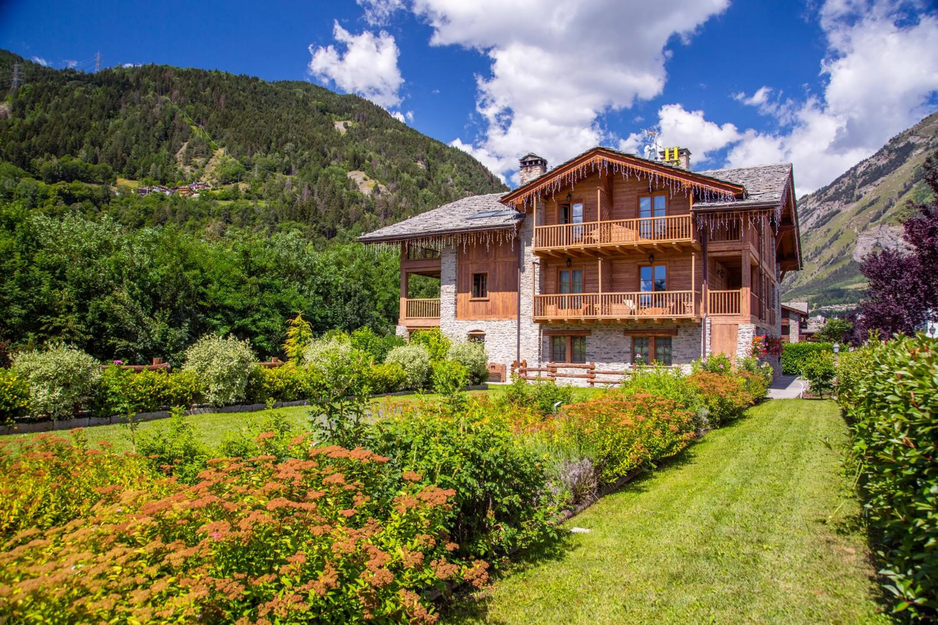 Garden in Hotel Les Montagnards