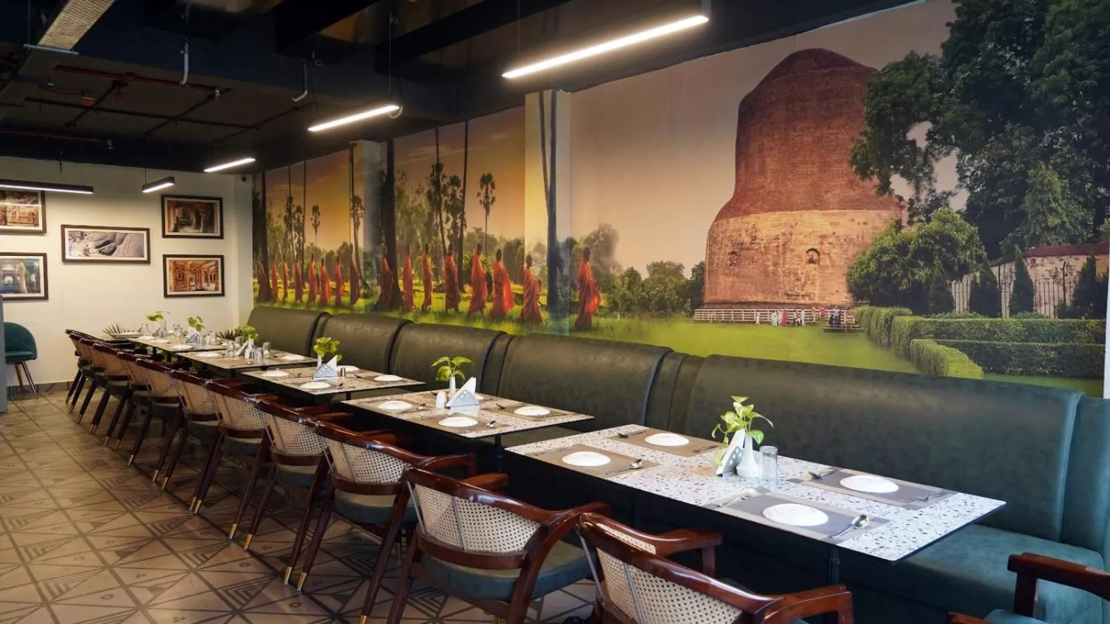 Restaurant/places to eat in Hotel Anant Inn