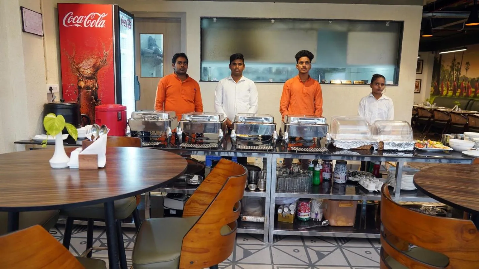 Restaurant/places to eat in Hotel Anant Inn