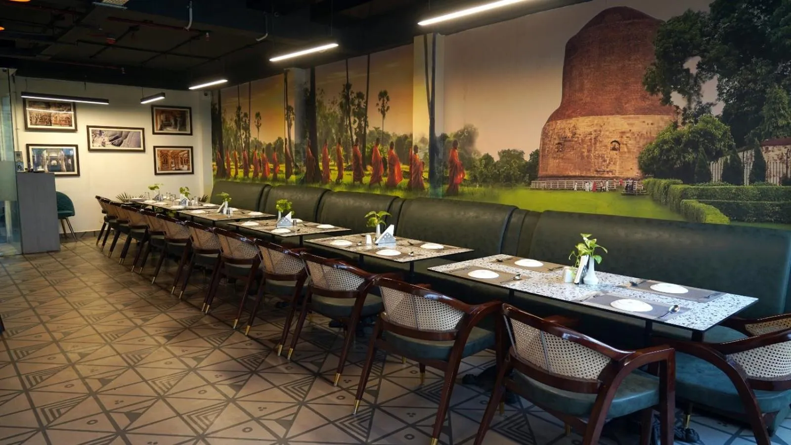 Restaurant/places to eat in Hotel Anant Inn