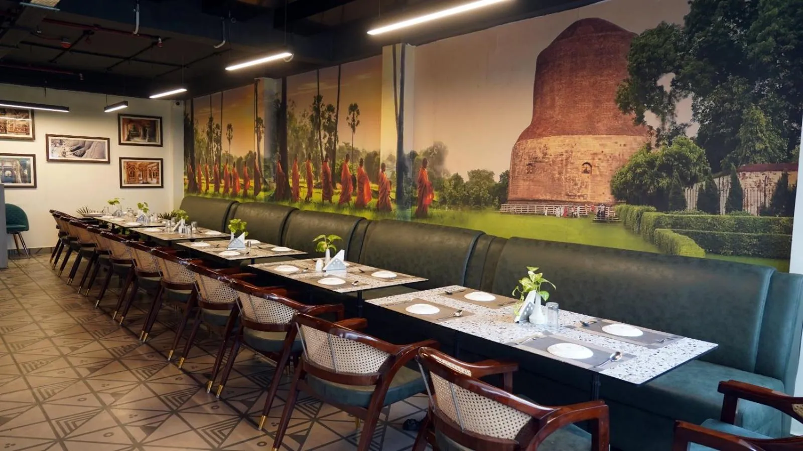 Restaurant/places to eat in Hotel Anant Inn