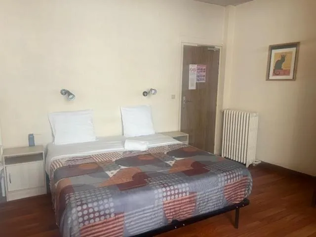 Bed in Hotel Du Commerce