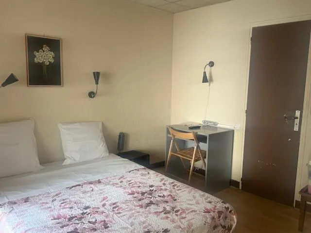 Bed in Hotel Du Commerce
