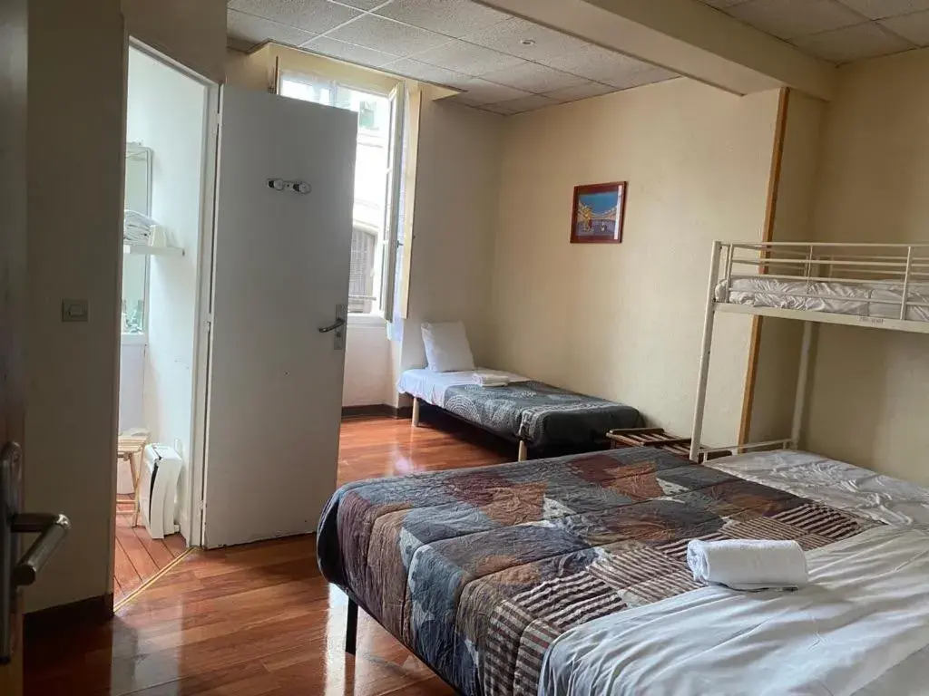 Family Room with Private Bathroom in Hotel Du Commerce Family Room with Private Bathroom in Hotel Du Commerce