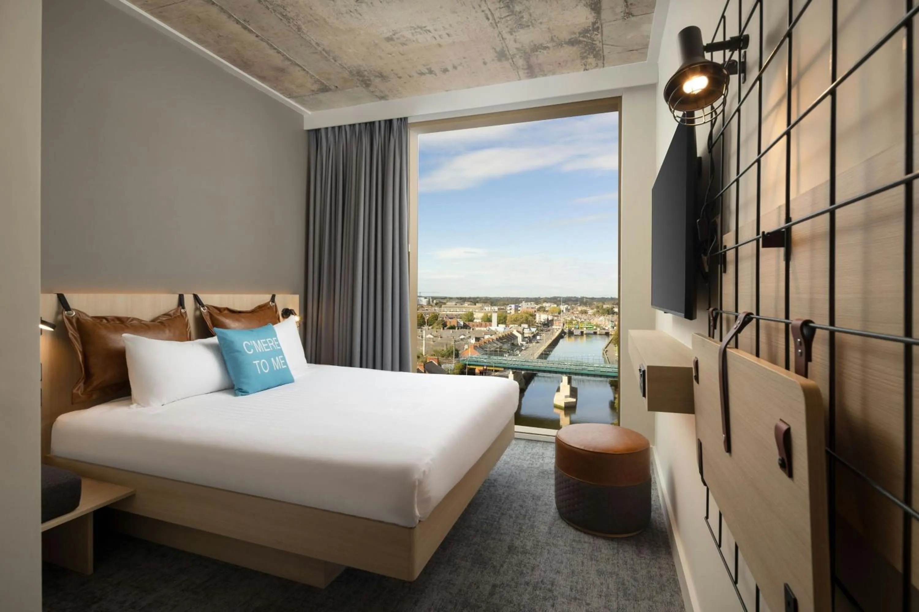 Photo of the whole room, Bed in Moxy Dublin Docklands