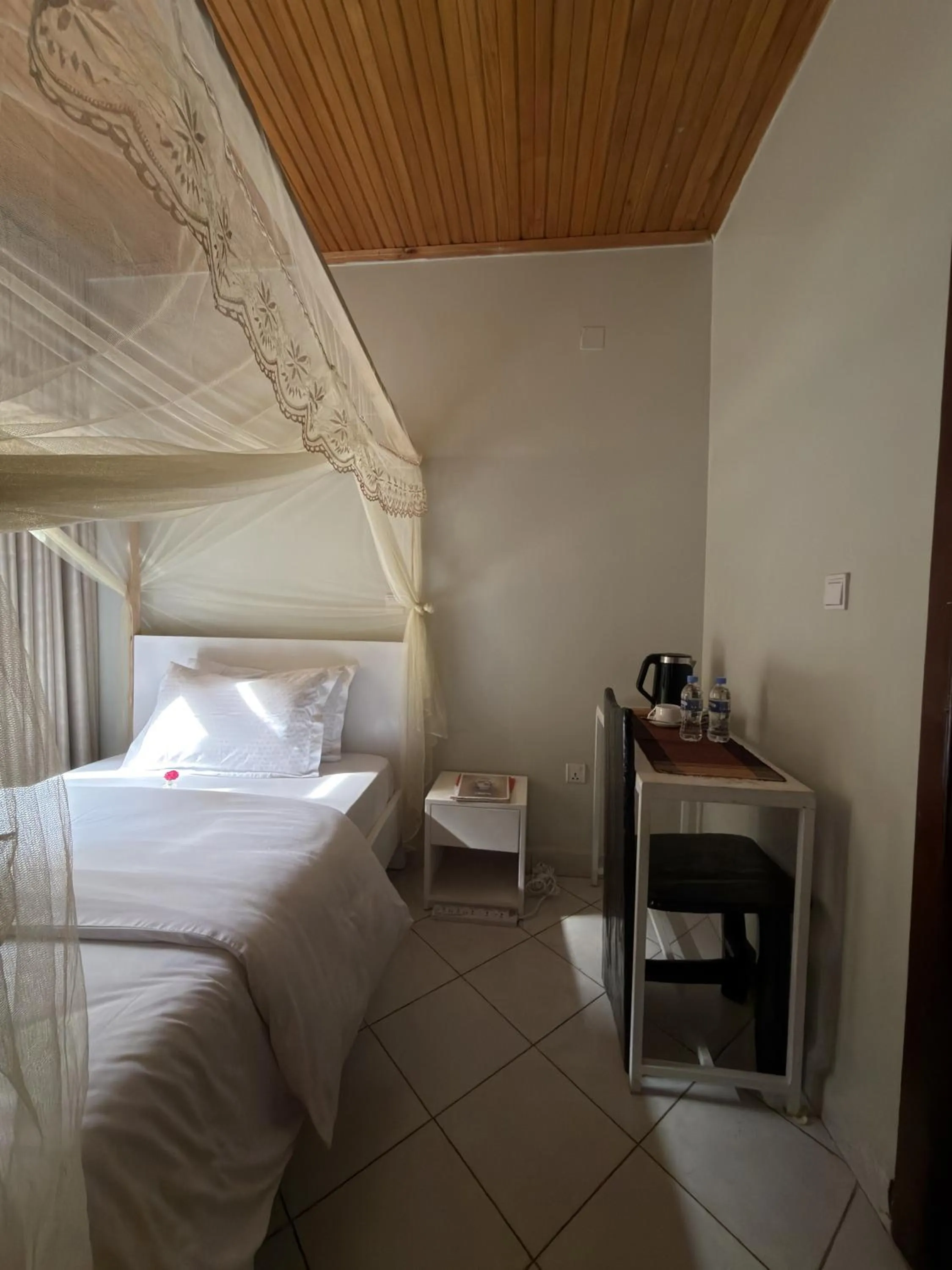 Photo of the whole room, Bed in Eagle View Golf