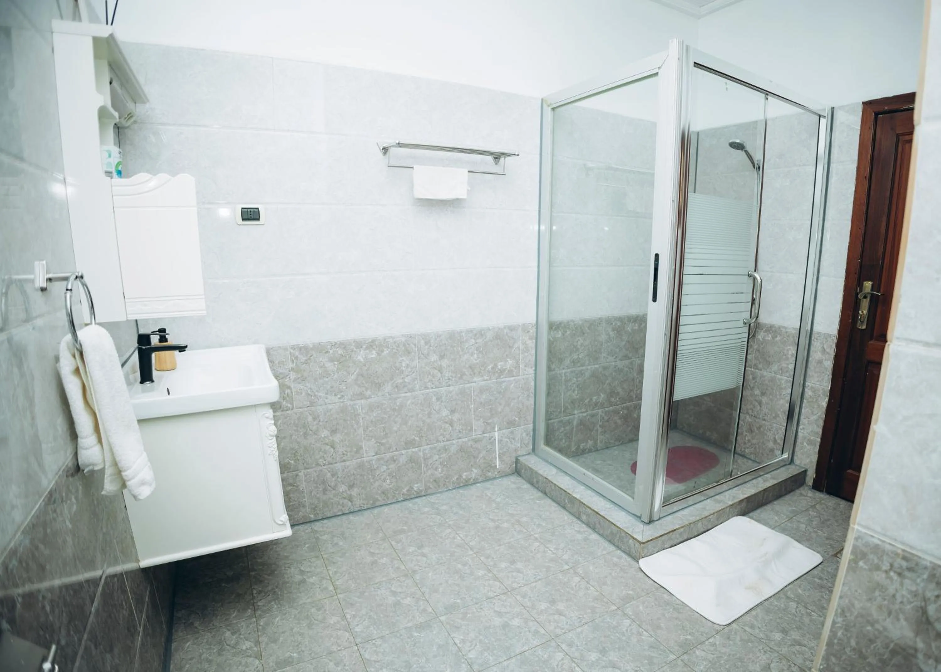 Shower in Eagle View Golf