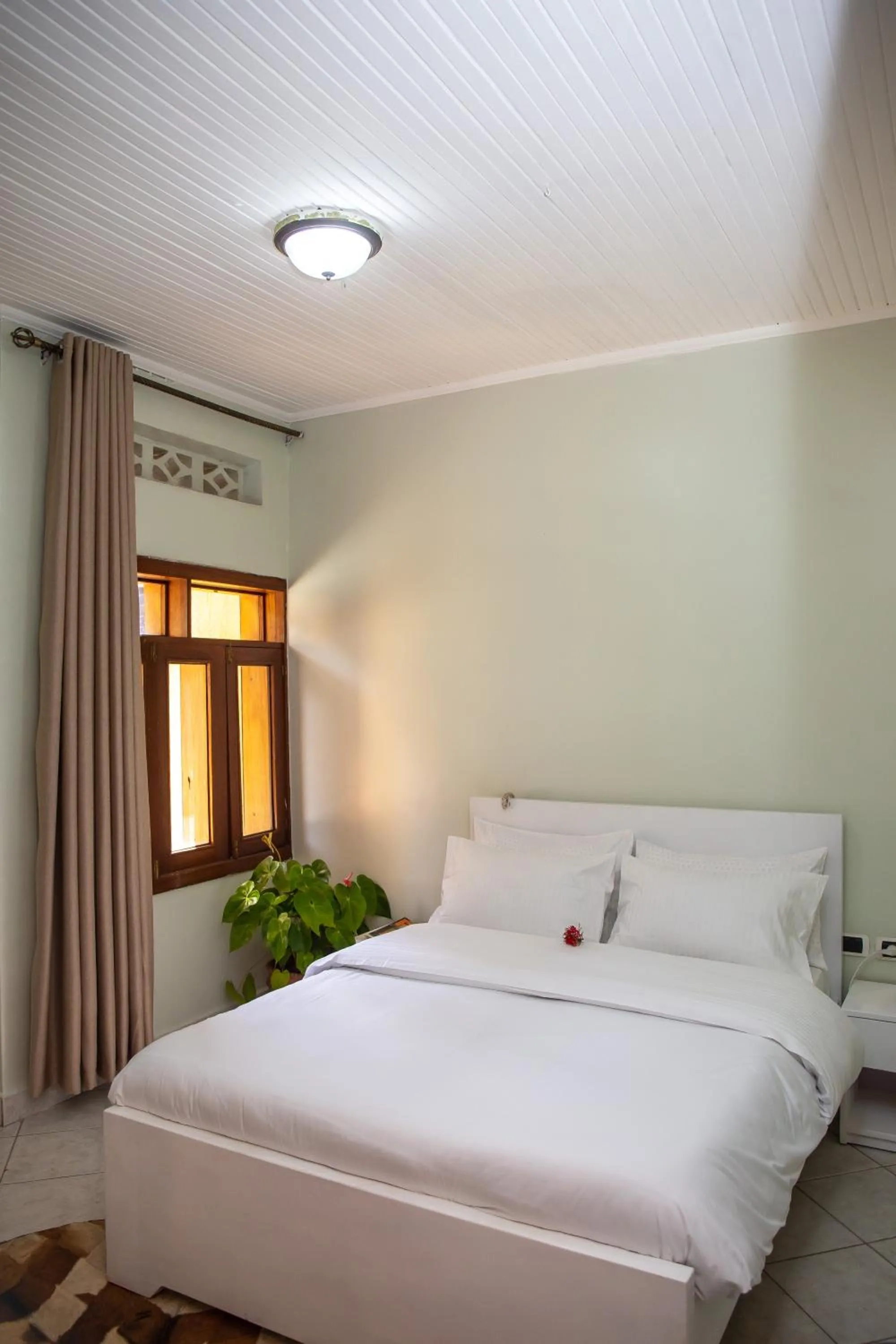 Photo of the whole room, Bed in Eagle View Golf