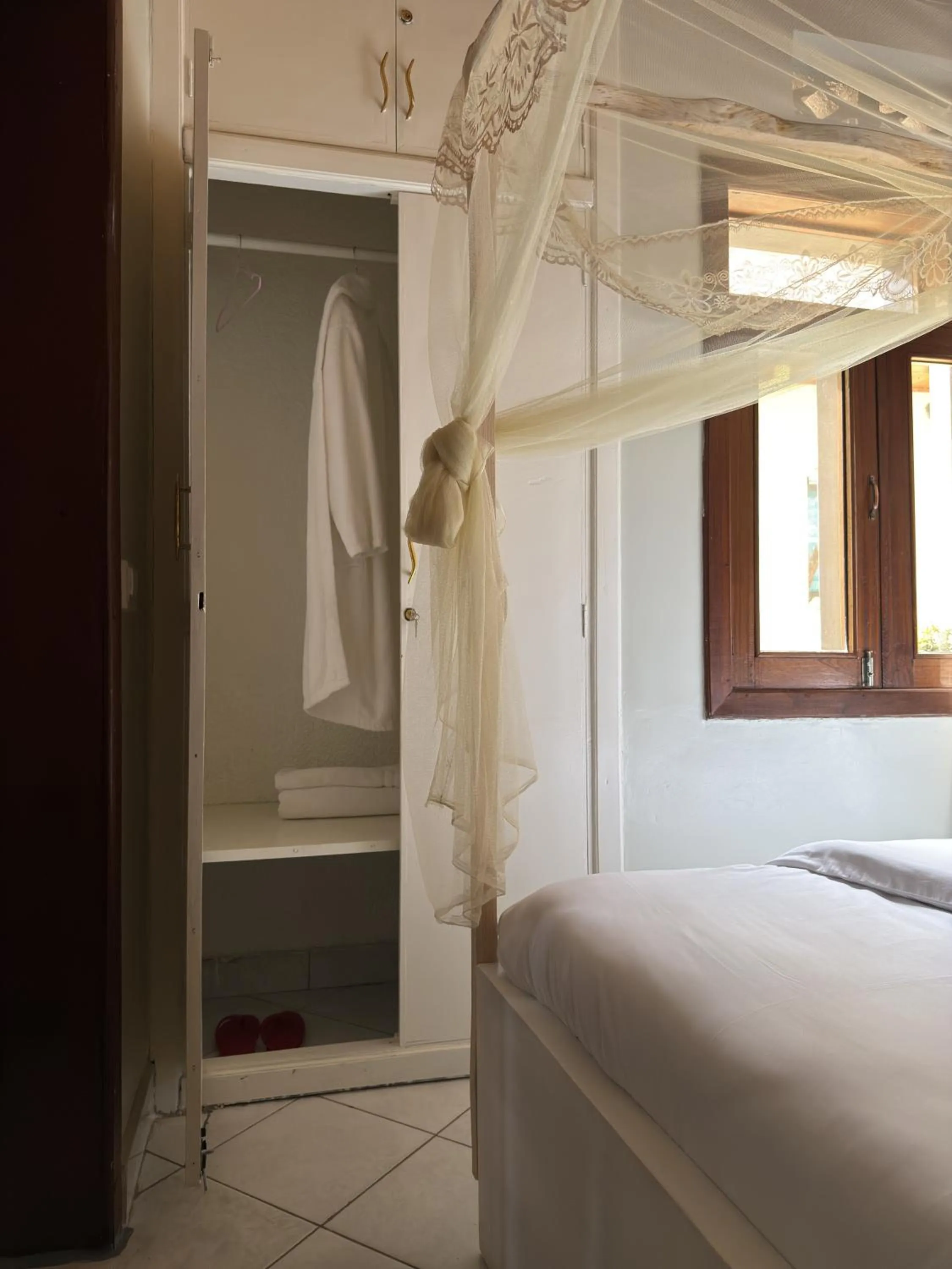 wardrobe, Bed in Eagle View Golf