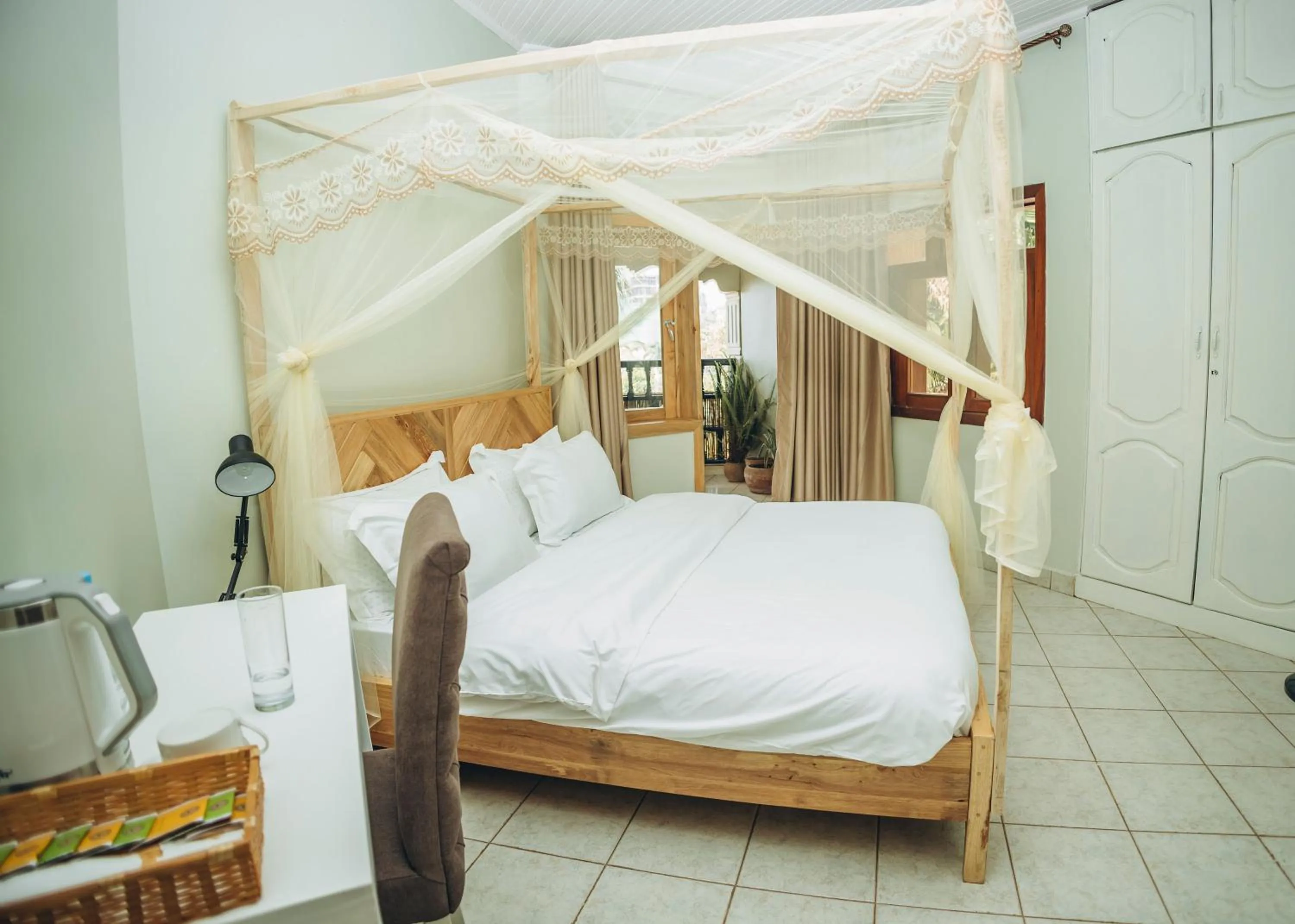 Photo of the whole room, Bed in Eagle View Golf