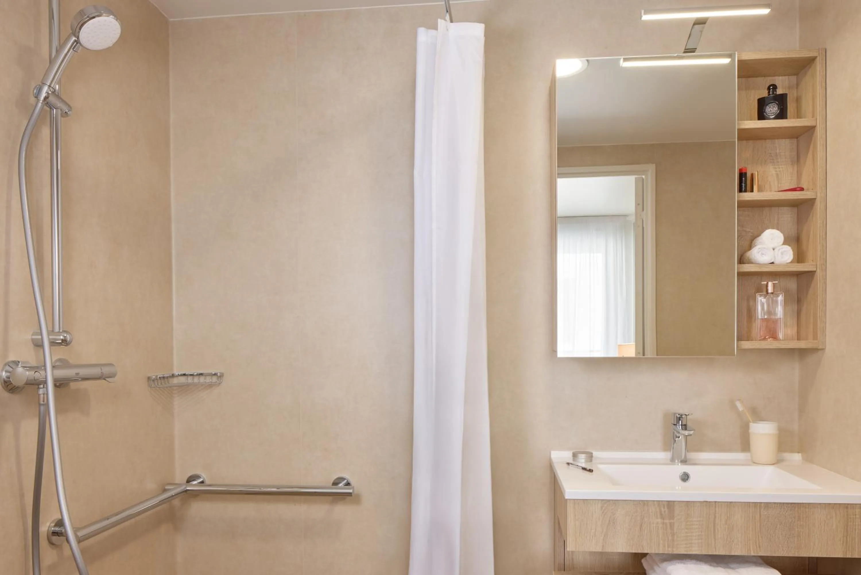 Shower in Quality Aparthotel Cherbourg