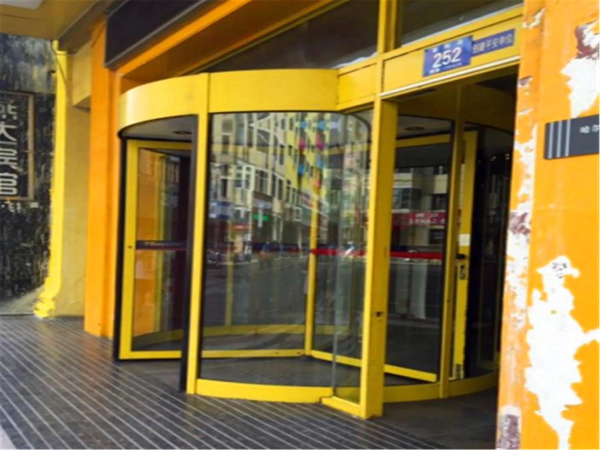 Facade/entrance in 7Days Inn Harbin Chengde Plaza