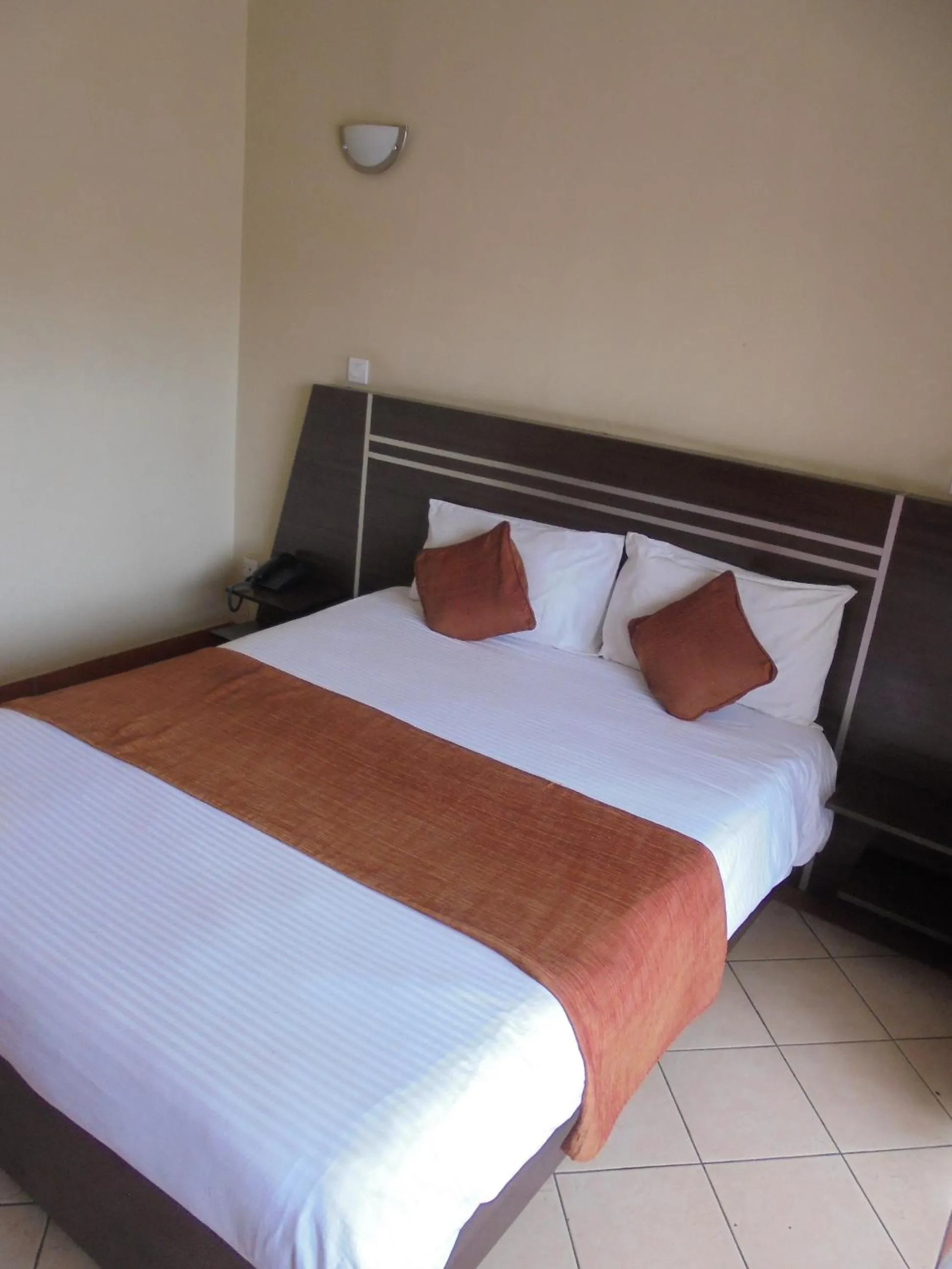 Photo of the whole room, Bed in Nairobi Transit Hotel