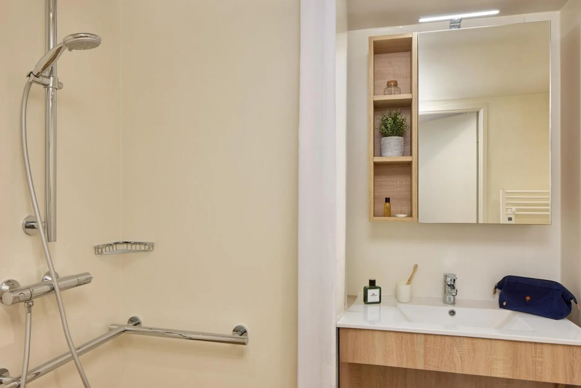 Shower in Quality Aparthotel Saumur