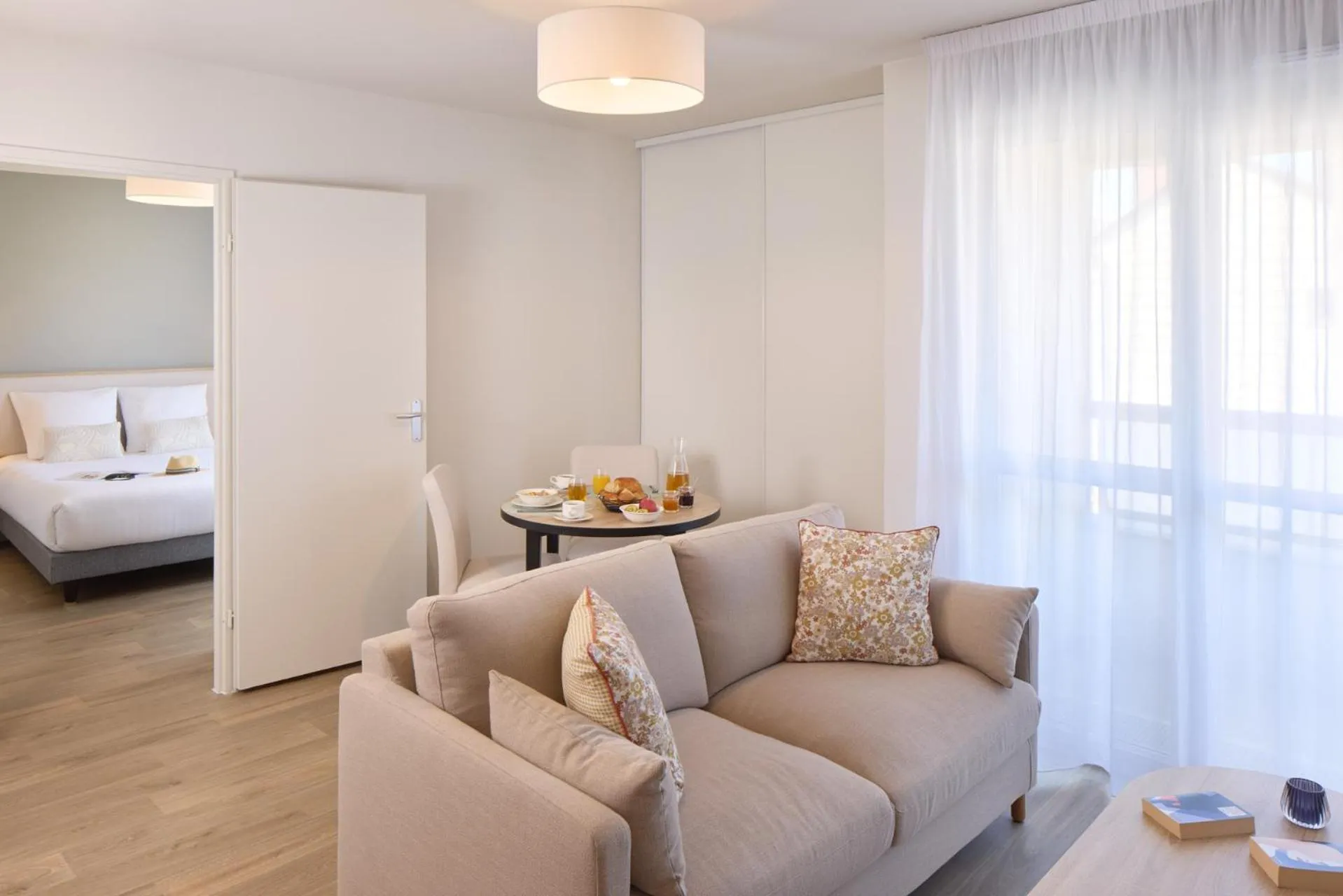 Living room, Bed in Quality Aparthotel Saumur