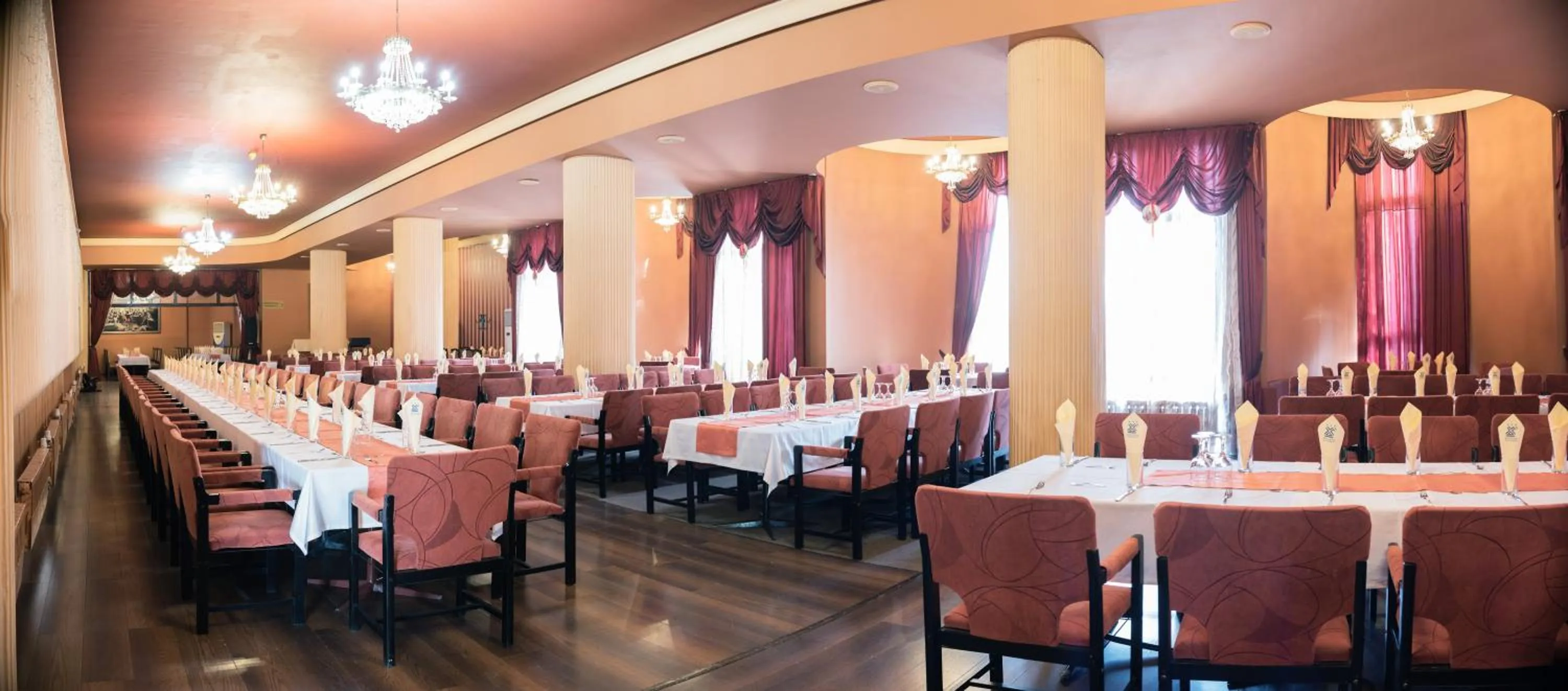 Restaurant/places to eat in Hotel Balkan