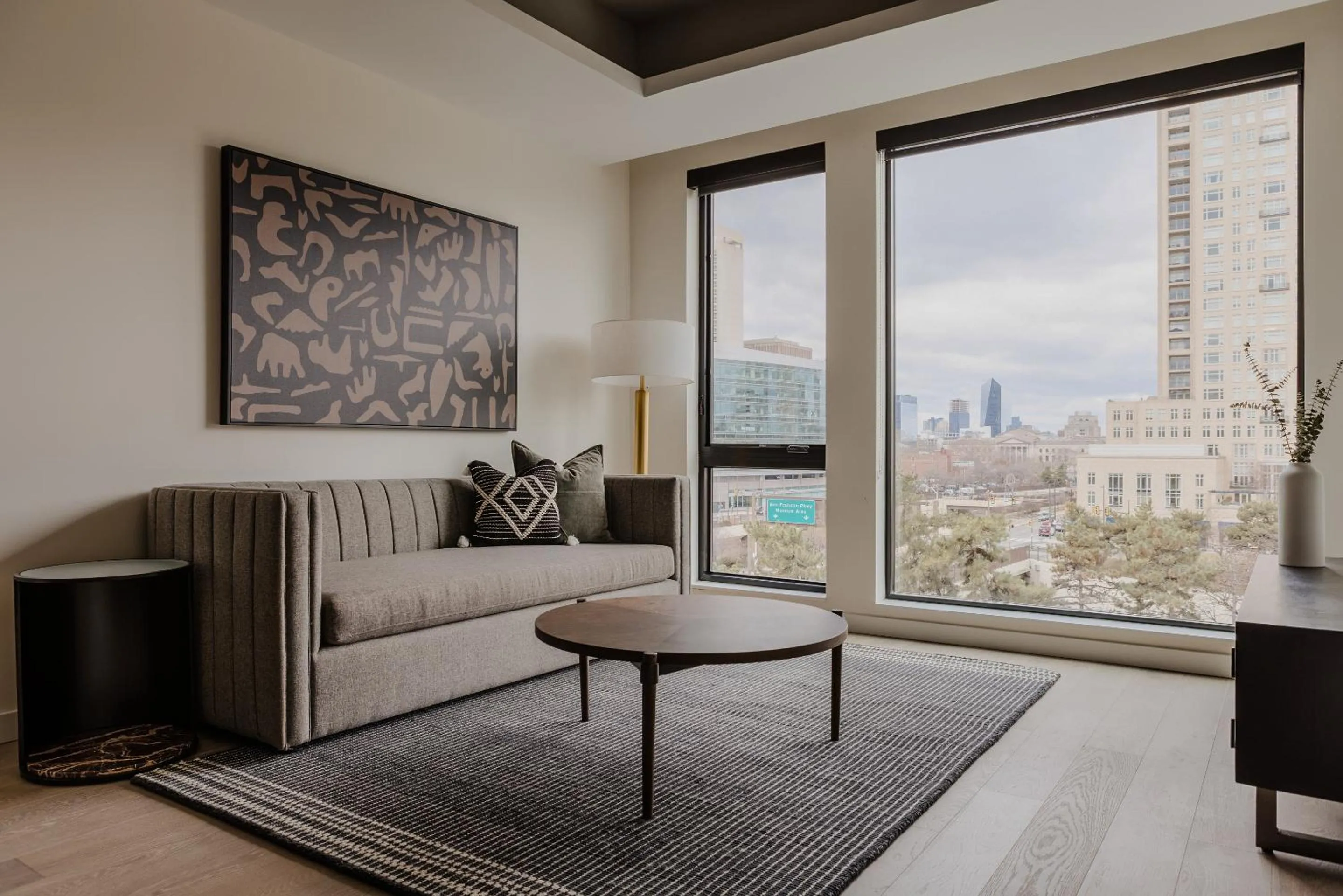 Living room in Sosuite at The Onyx - Museum District