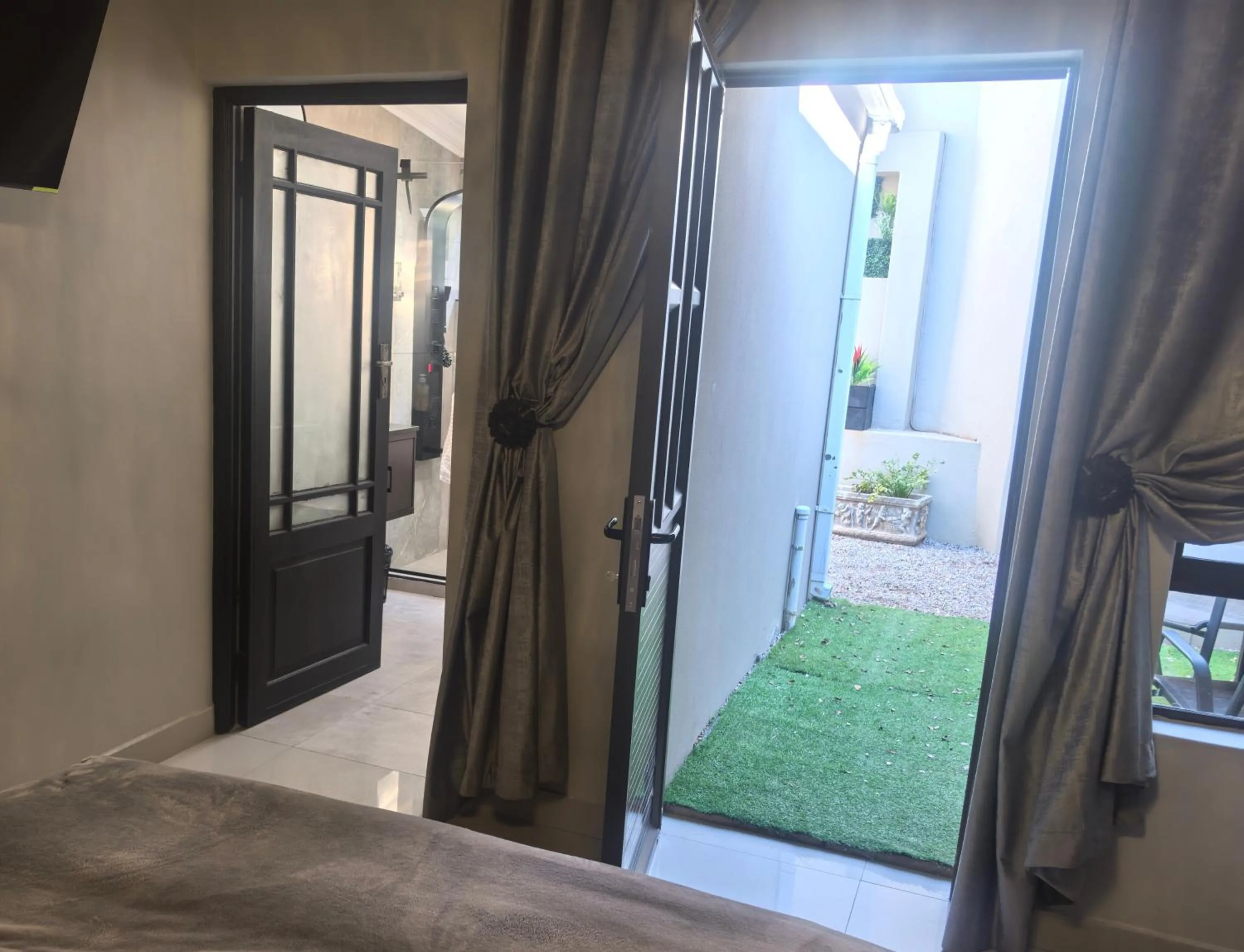 Deluxe Suite in Bryanston Palms Accommodation