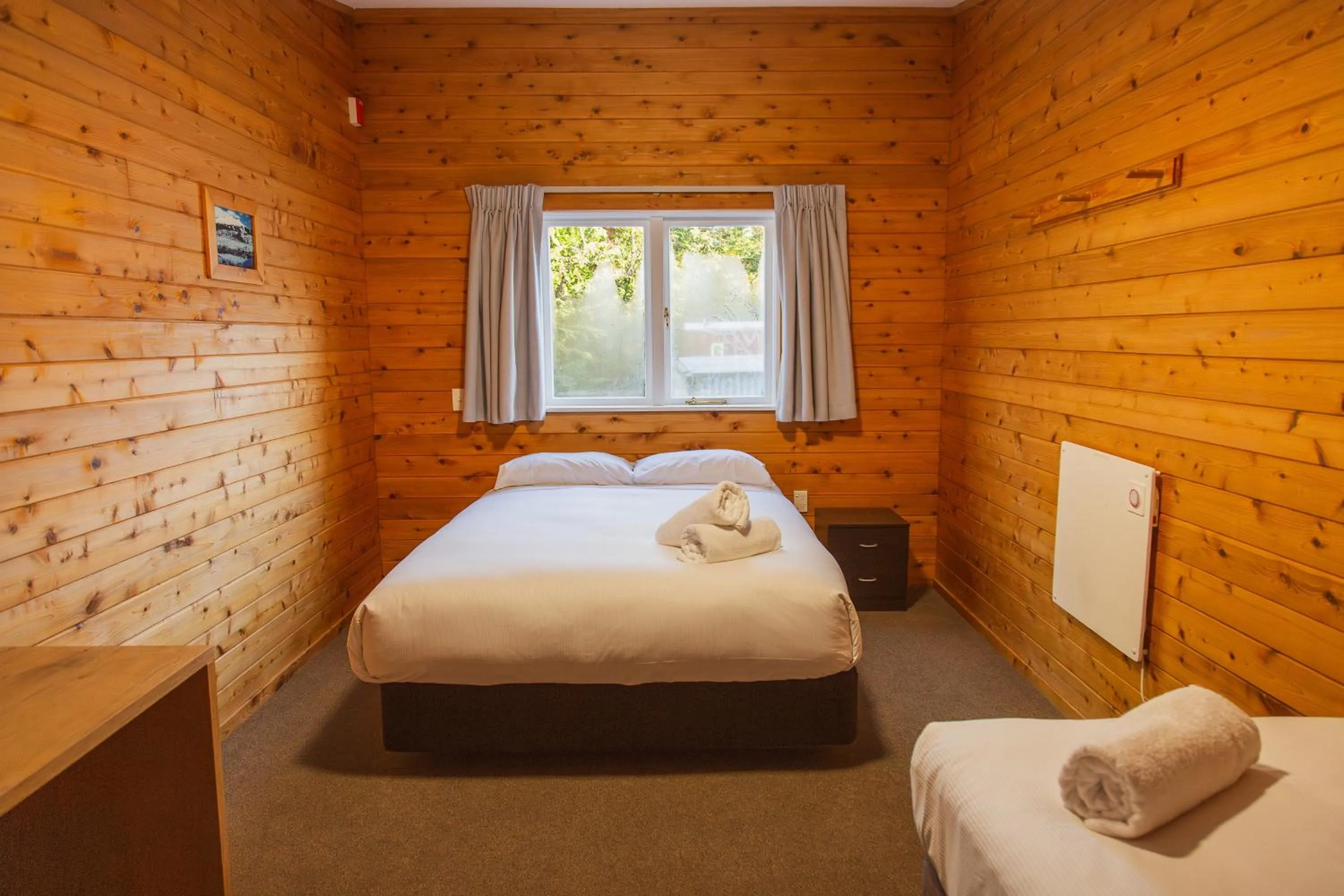 Photo of the whole room, Bed in The Turoa Lodge Ohakune