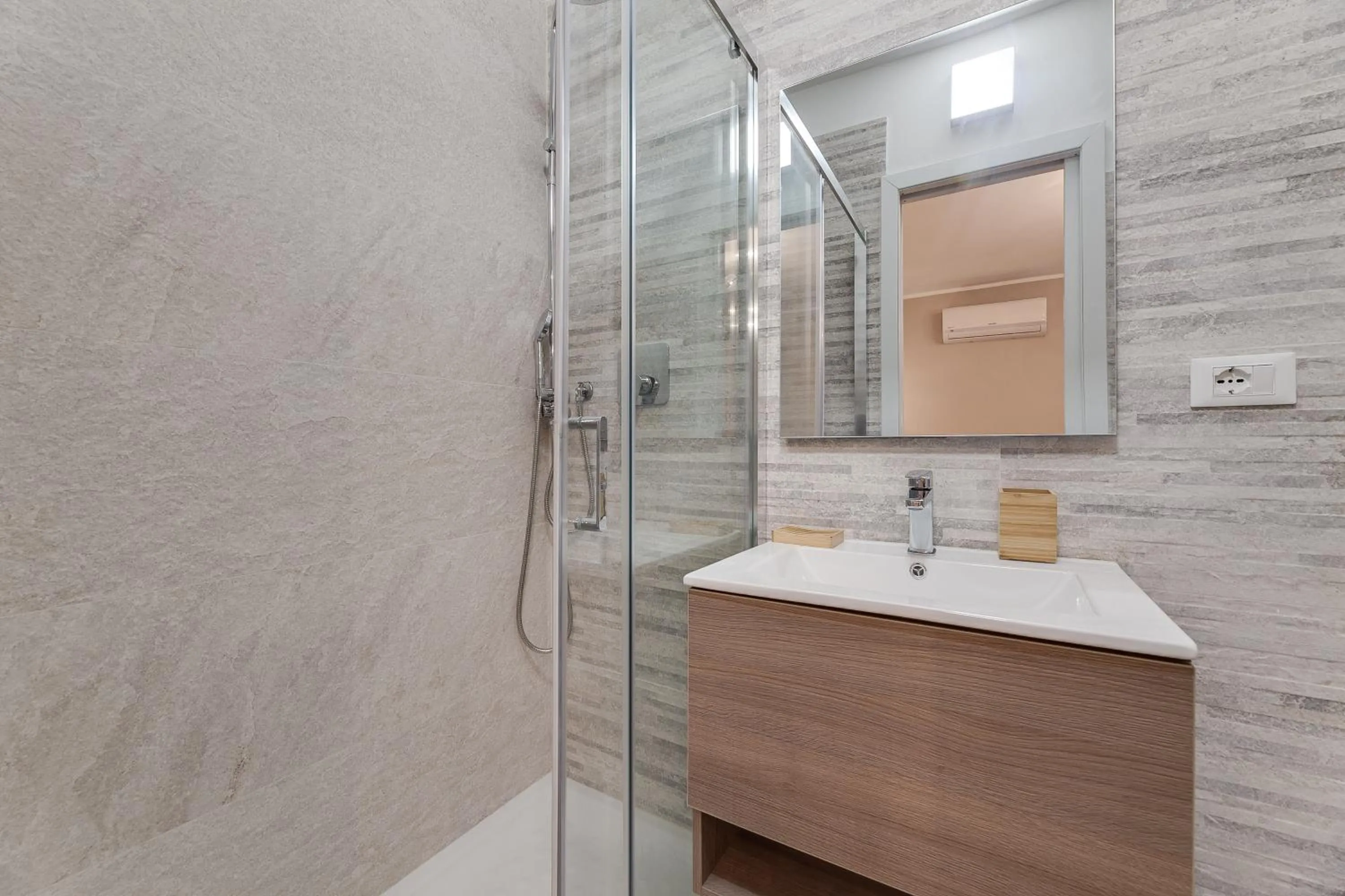 Shower in Vogue Suites Rome