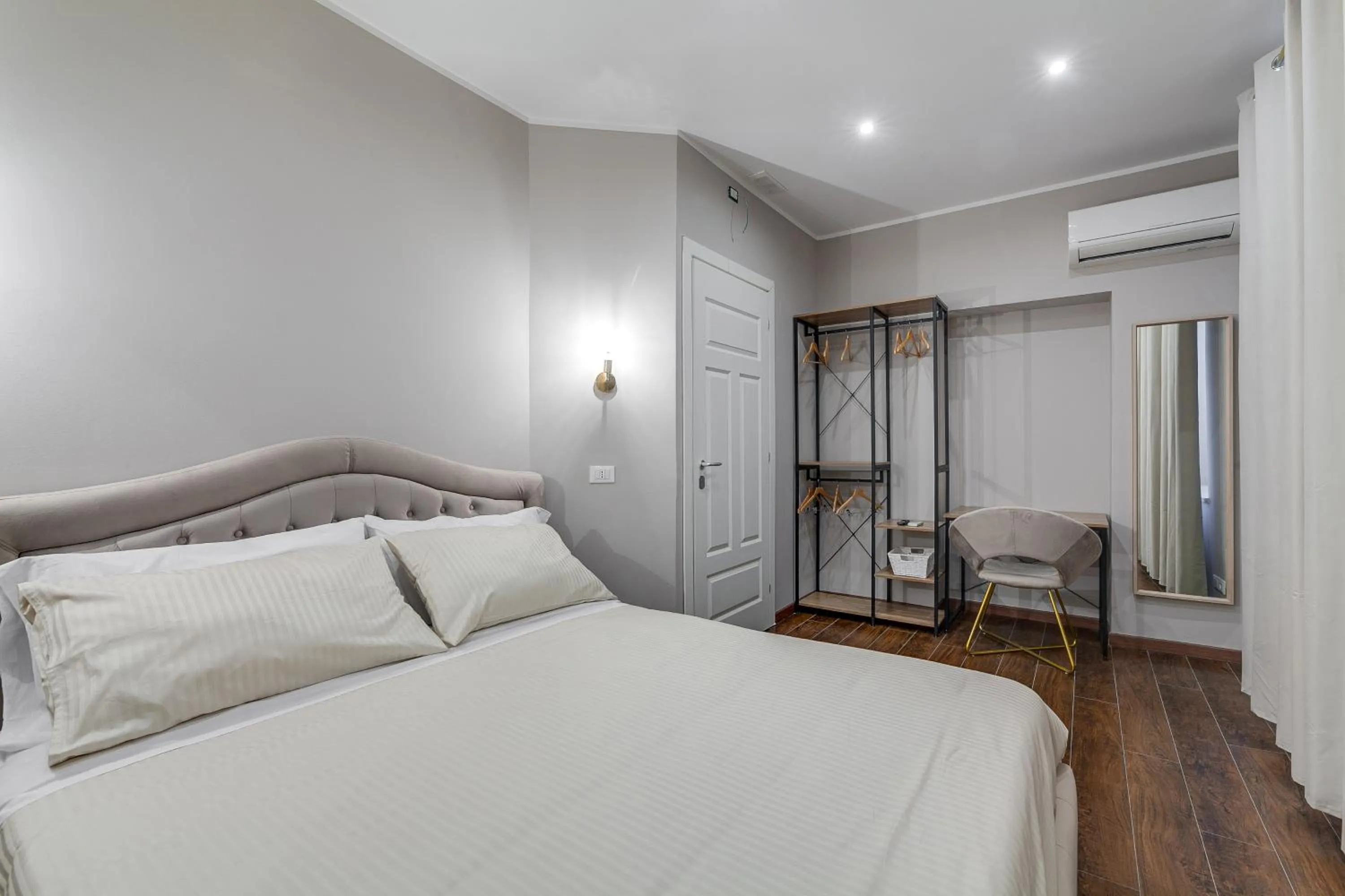 Bedroom, Bed in Vogue Suites Rome