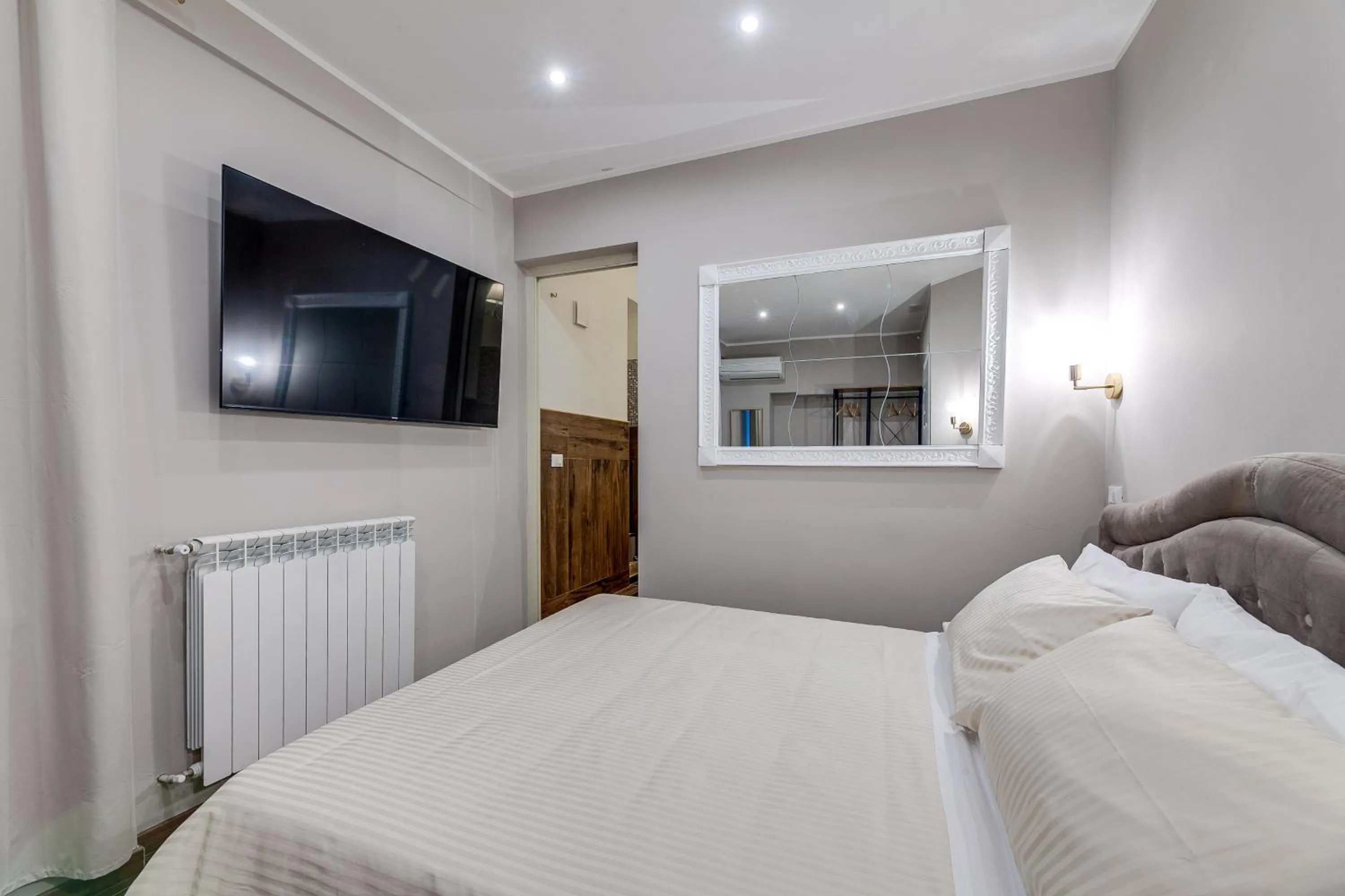 Photo of the whole room, Bed in Vogue Suites Rome