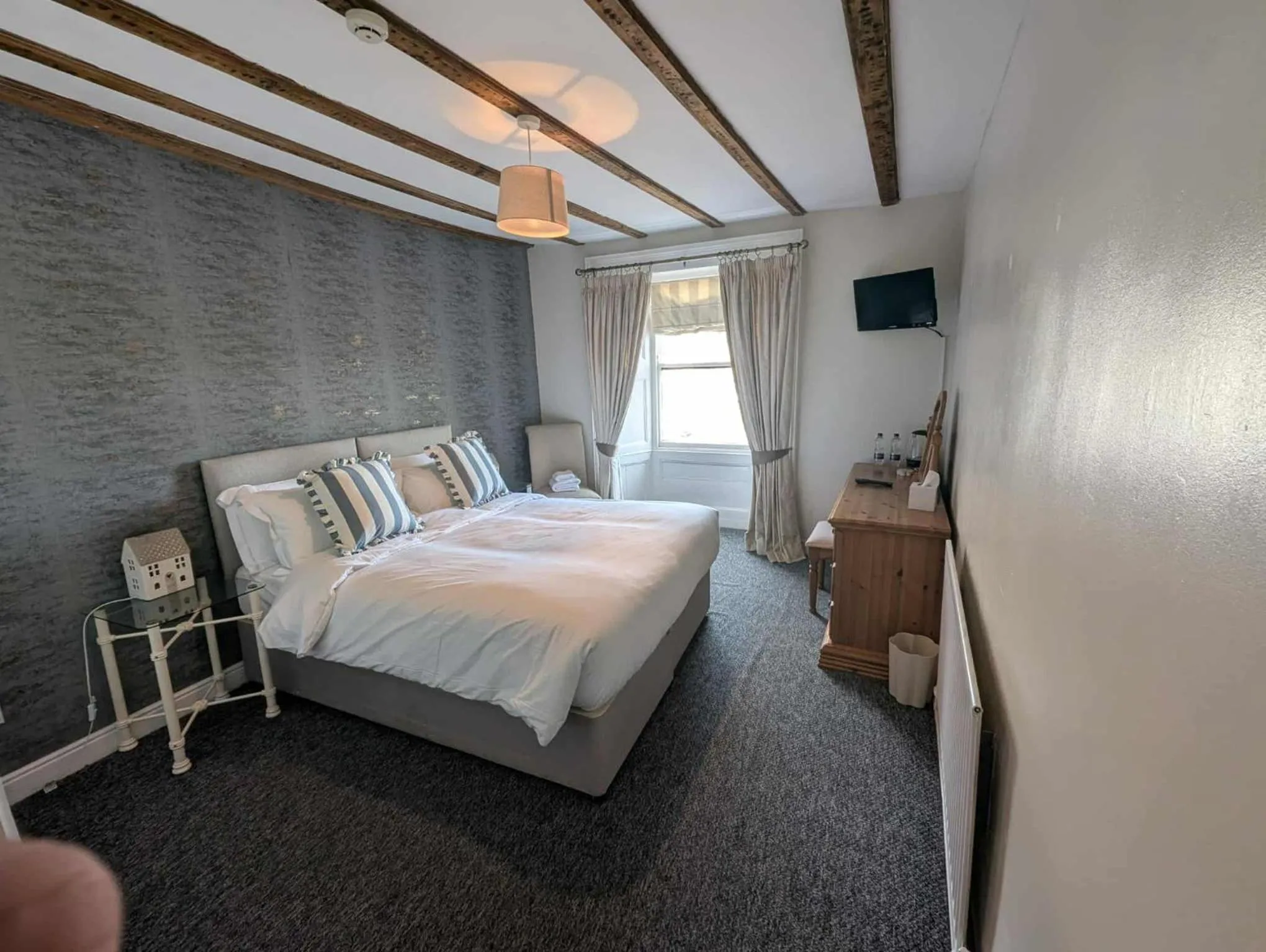 Standard Twin Room with Mountain View in The Kings Arms Hotel
