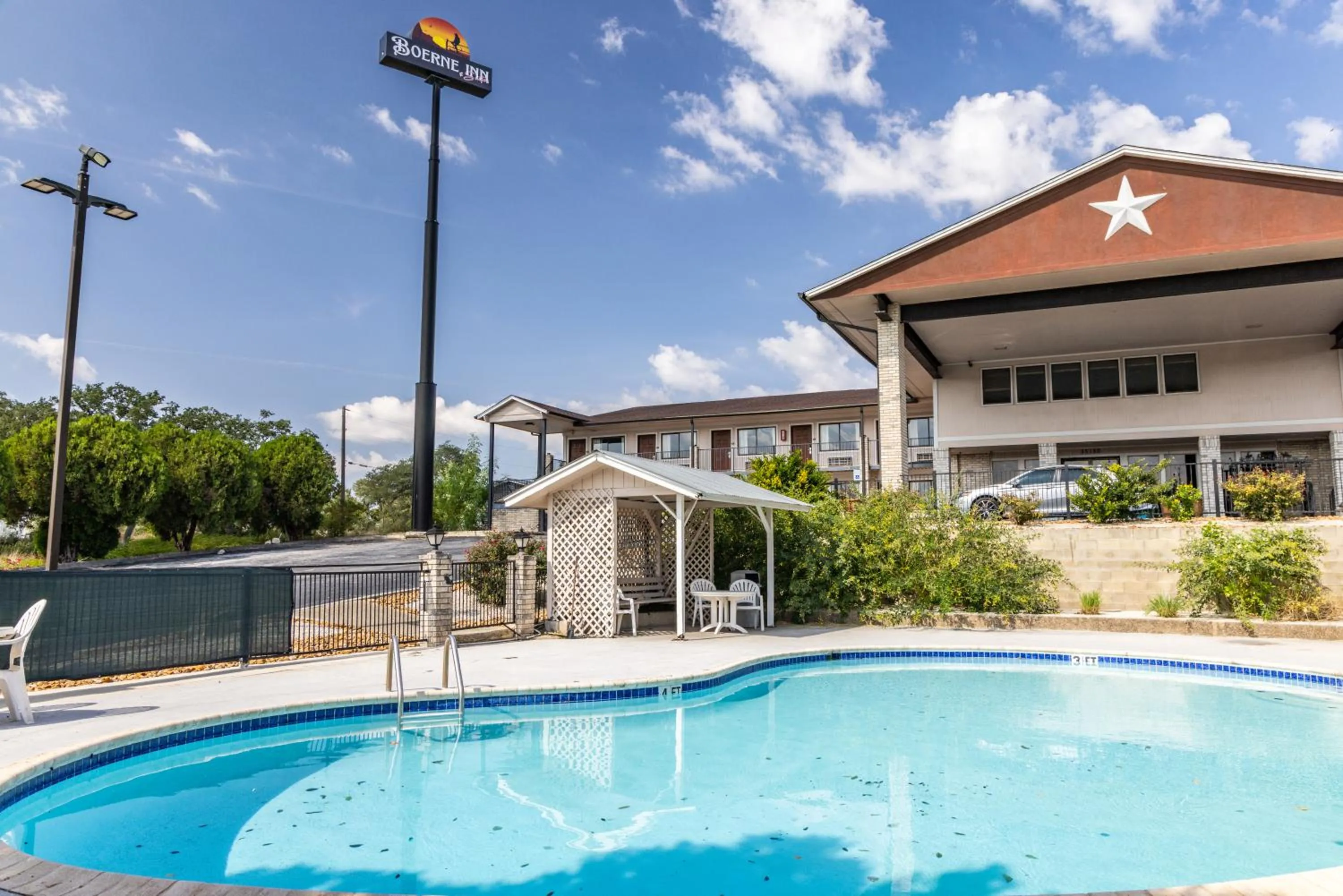 Swimming pool in Boerne Inn and Suites