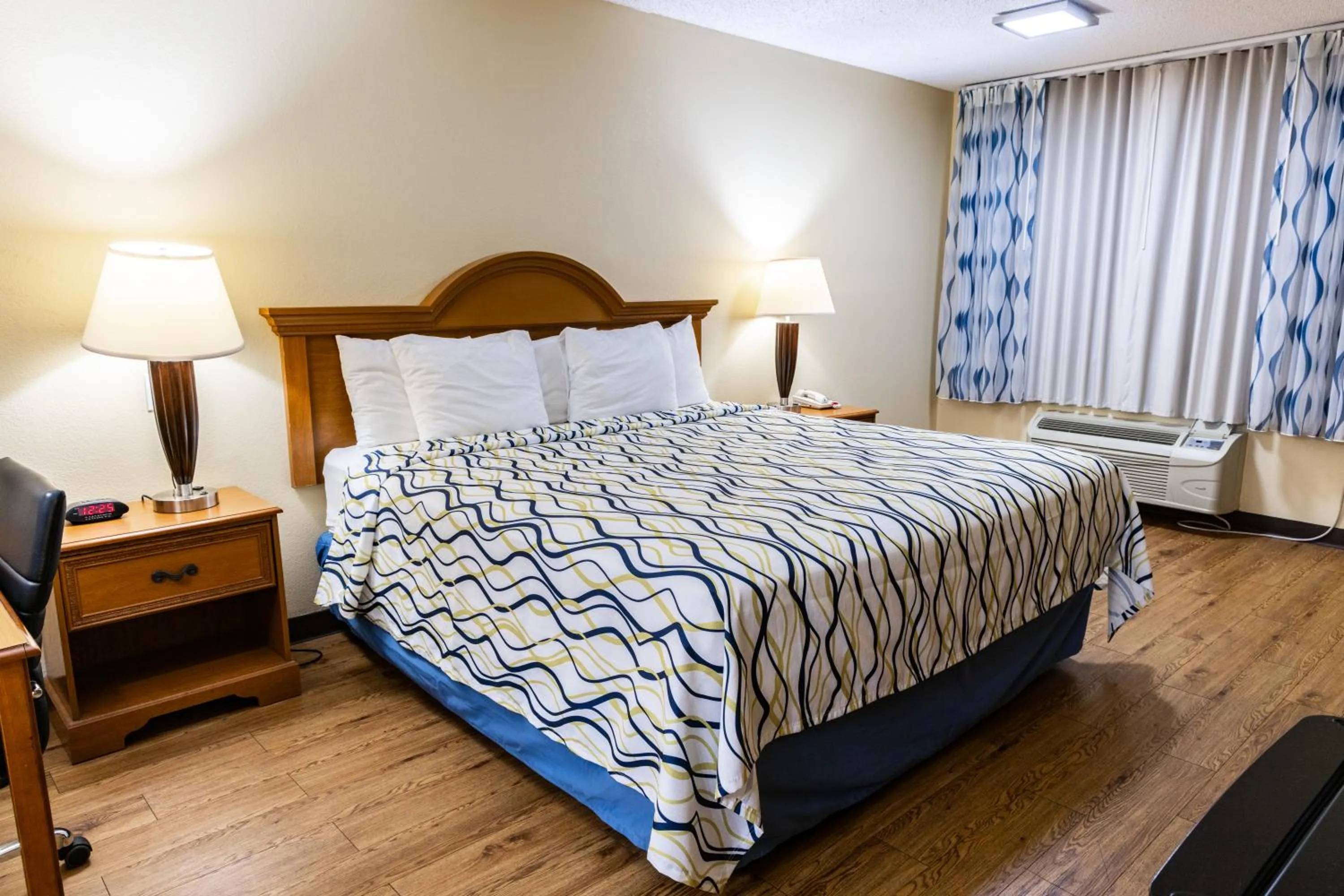 Bed in Boerne Inn and Suites