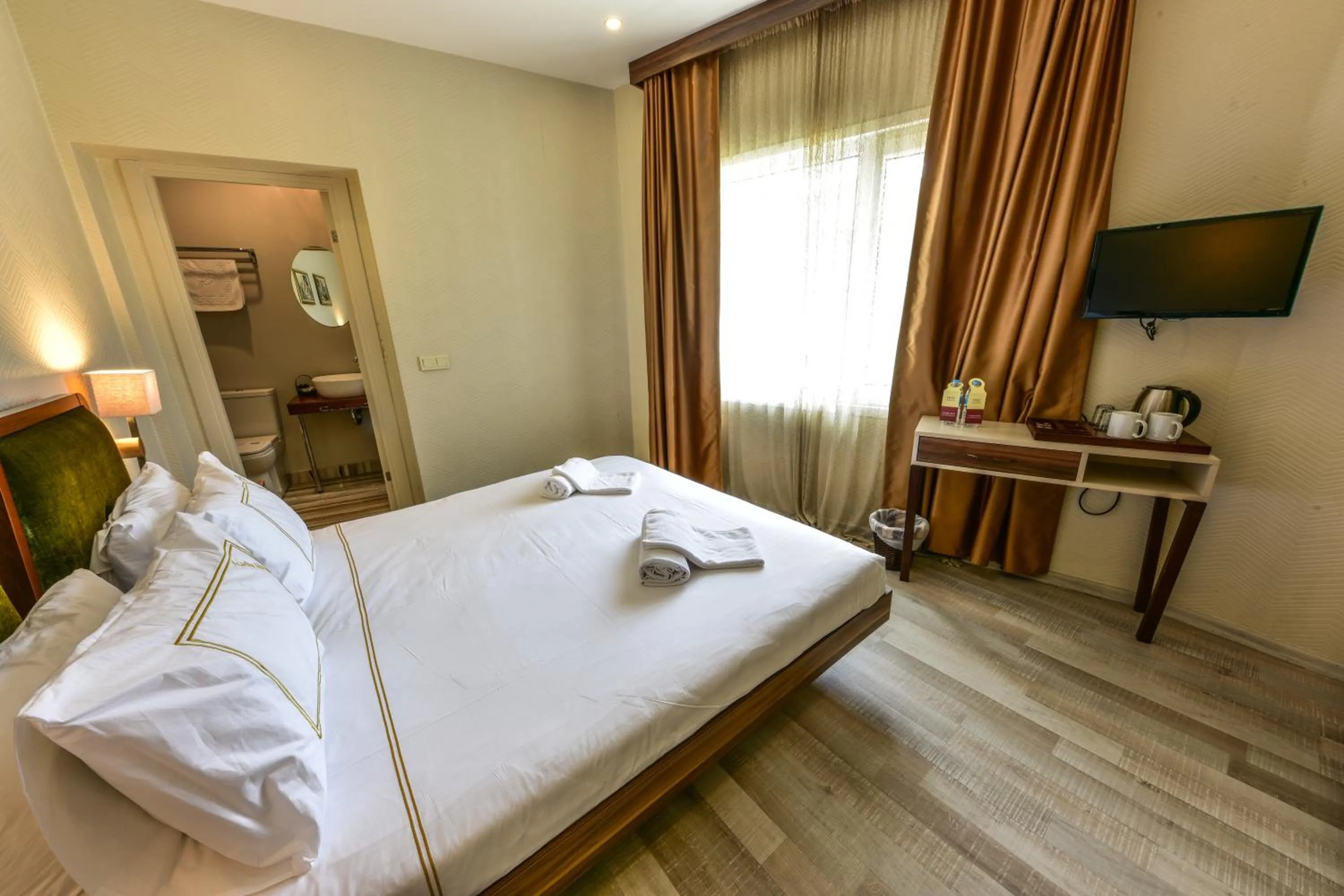 Communal lounge/ TV room in Almina Guest House