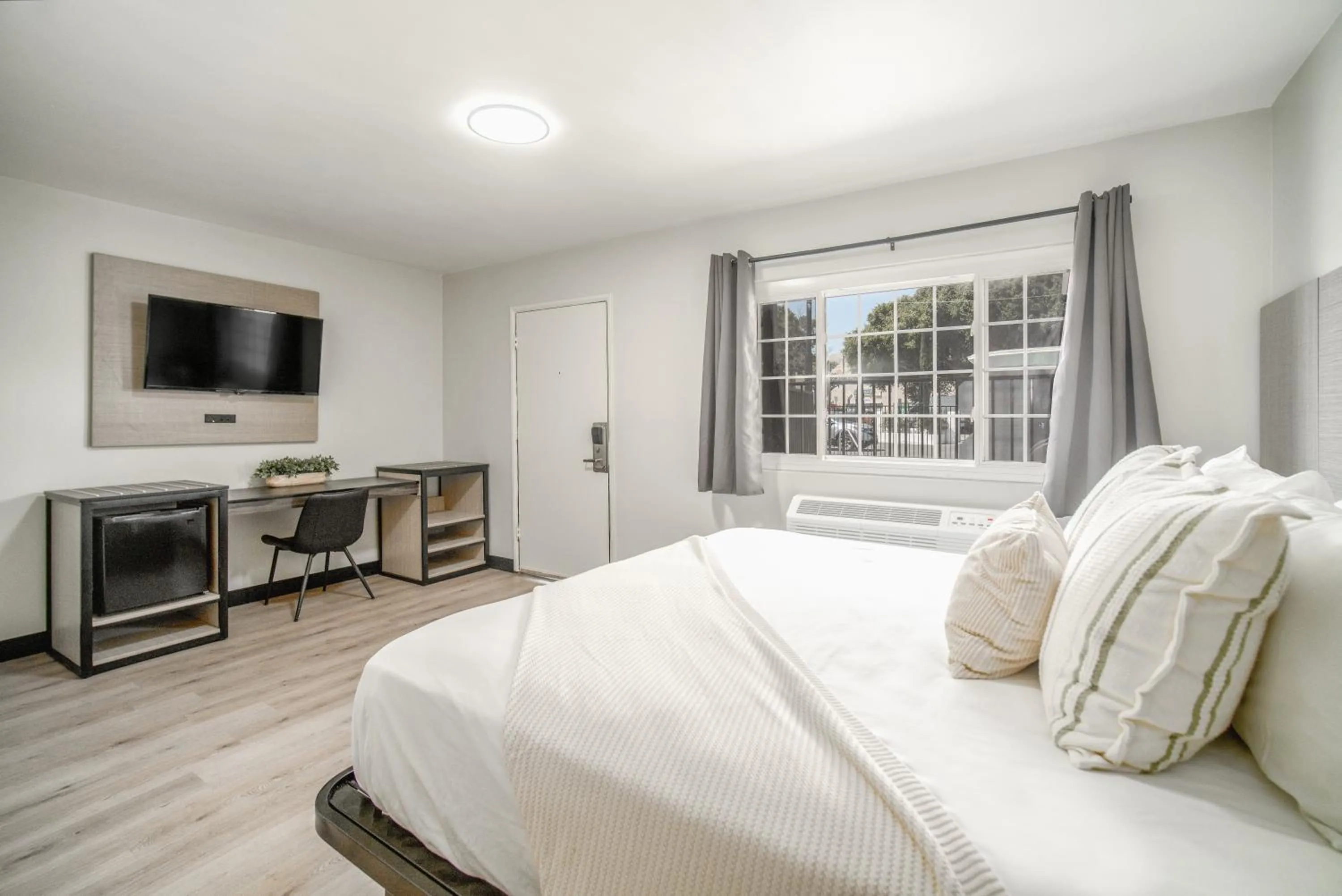Deluxe King Room in ERTH INN by AGA- San Ysidro