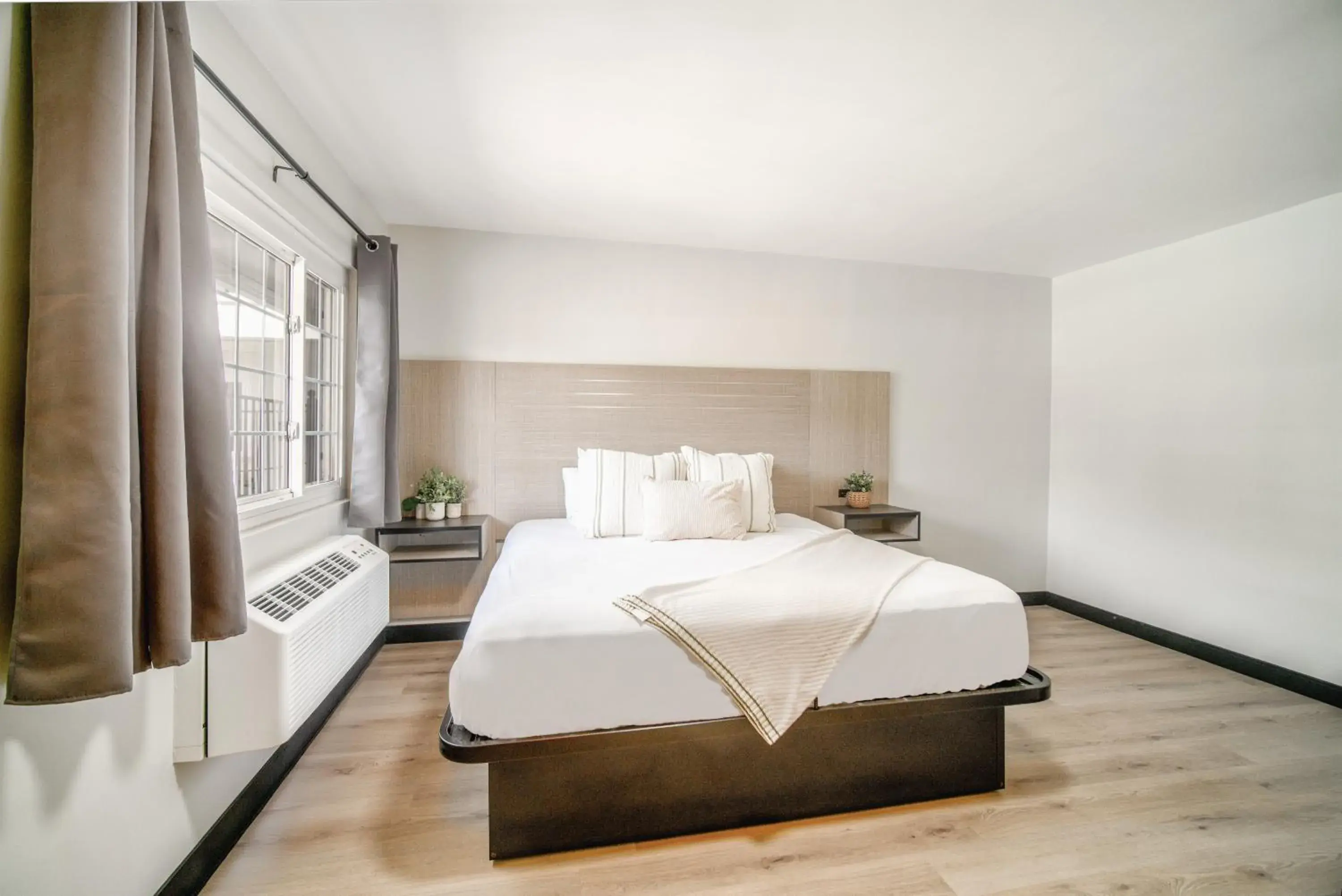King Room - Disability Access in ERTH INN by AGA- San Ysidro King Room - Disability Access in ERTH INN by AGA- San Ysidro
