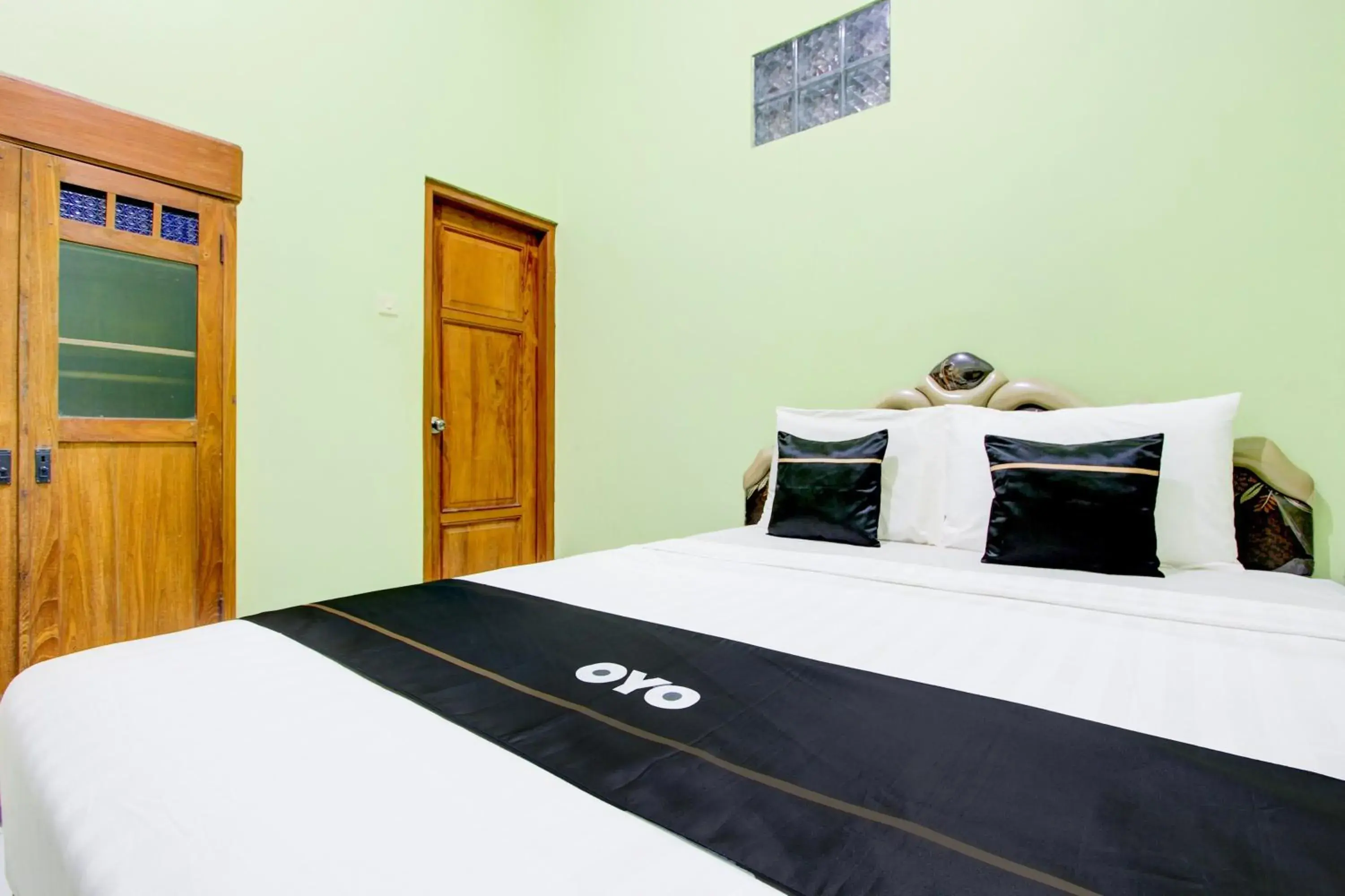 Bedroom, Bed in Hotel O Yogyakarta near Taman Sari formerly Widitya Inn Bedroom, Bed in Hotel O Yogyakarta near Taman Sari formerly Widitya Inn