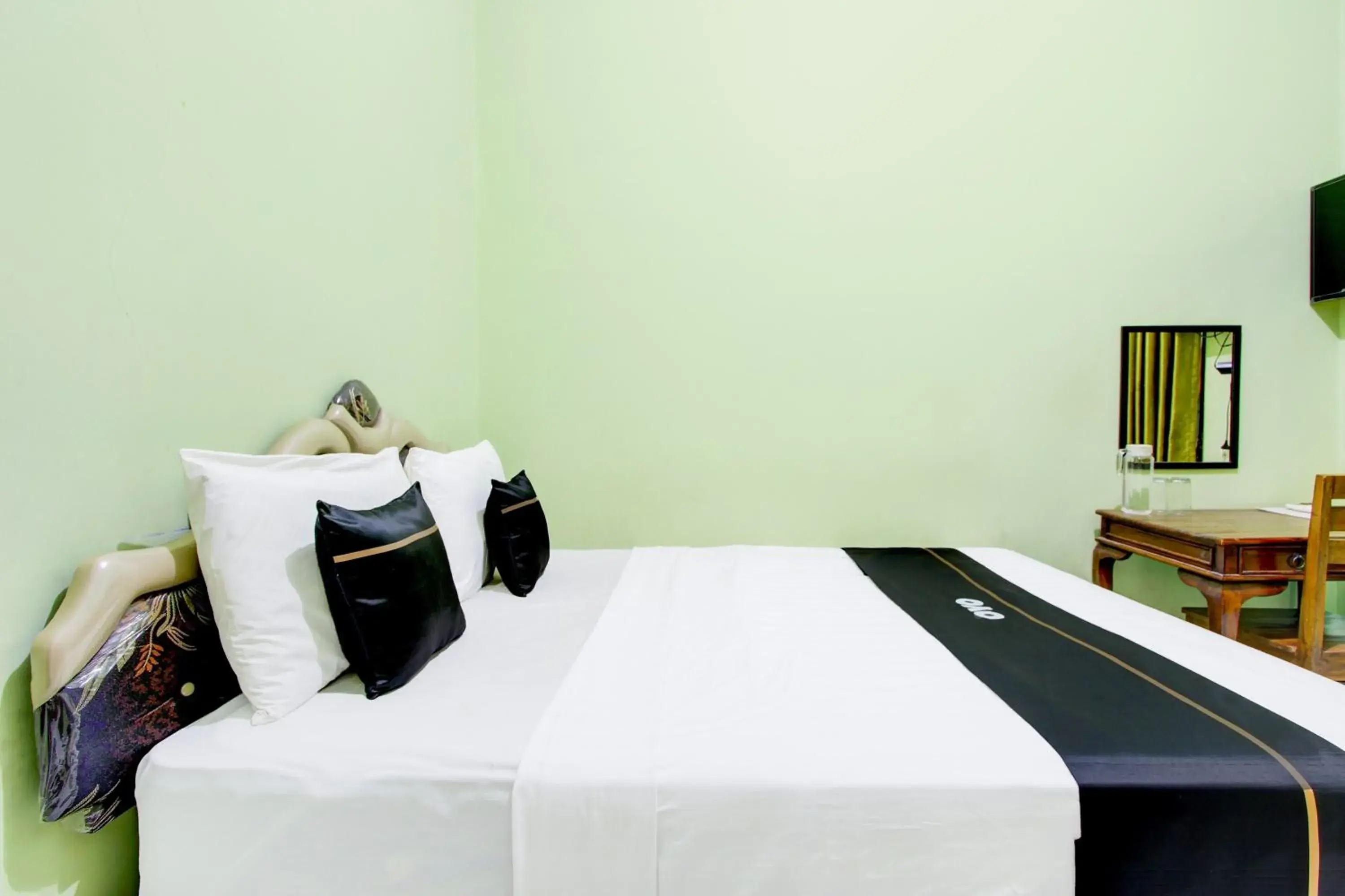 Bedroom, Bed in Hotel O Yogyakarta near Taman Sari formerly Widitya Inn Bedroom, Bed in Hotel O Yogyakarta near Taman Sari formerly Widitya Inn