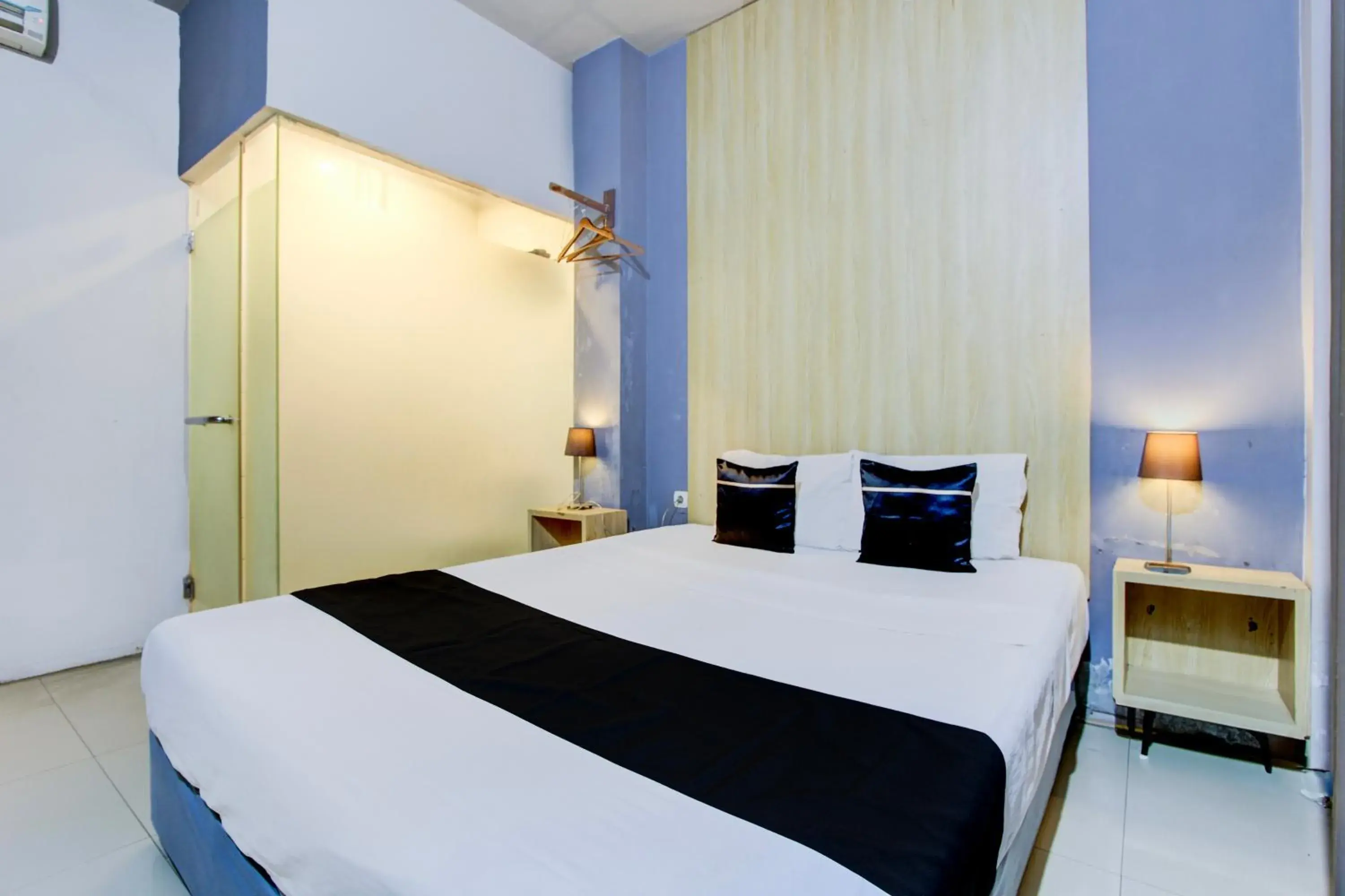 Photo of the whole room, Bed in Hotel O Tegal near near Pacific Mall Tegal formerly Hugo Suites Family Photo of the whole room, Bed in Hotel O Tegal near near Pacific Mall Tegal formerly Hugo Suites Family