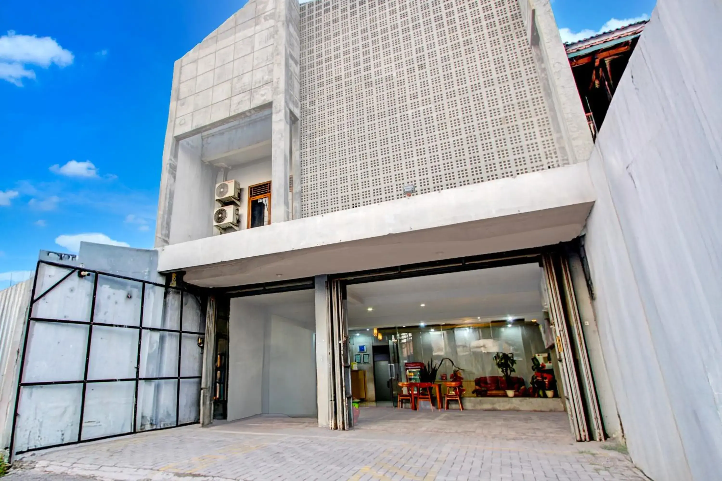 Facade/entrance in Hotel O Tegal near near Pacific Mall Tegal formerly Hugo Suites Family Facade/entrance in Hotel O Tegal near near Pacific Mall Tegal formerly Hugo Suites Family