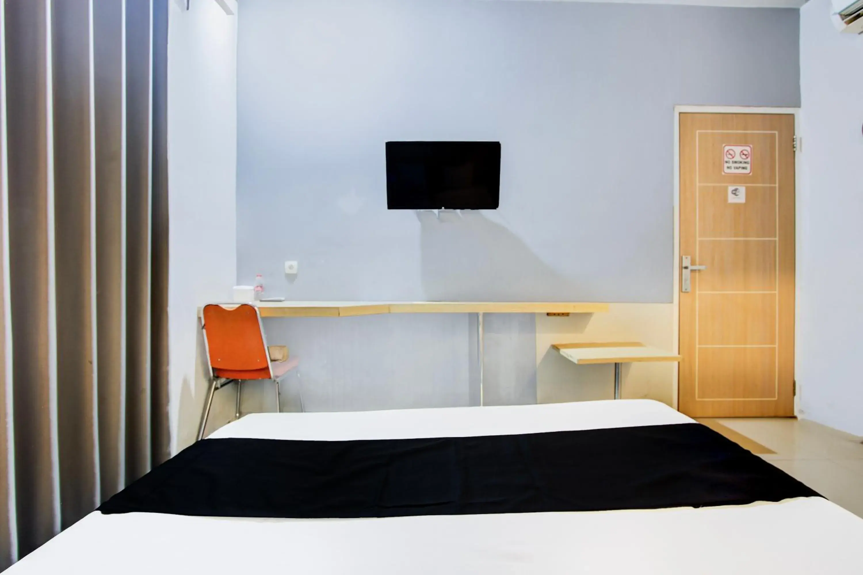 Photo of the whole room, Bed in Hotel O Tegal near near Pacific Mall Tegal formerly Hugo Suites Family Photo of the whole room, Bed in Hotel O Tegal near near Pacific Mall Tegal formerly Hugo Suites Family