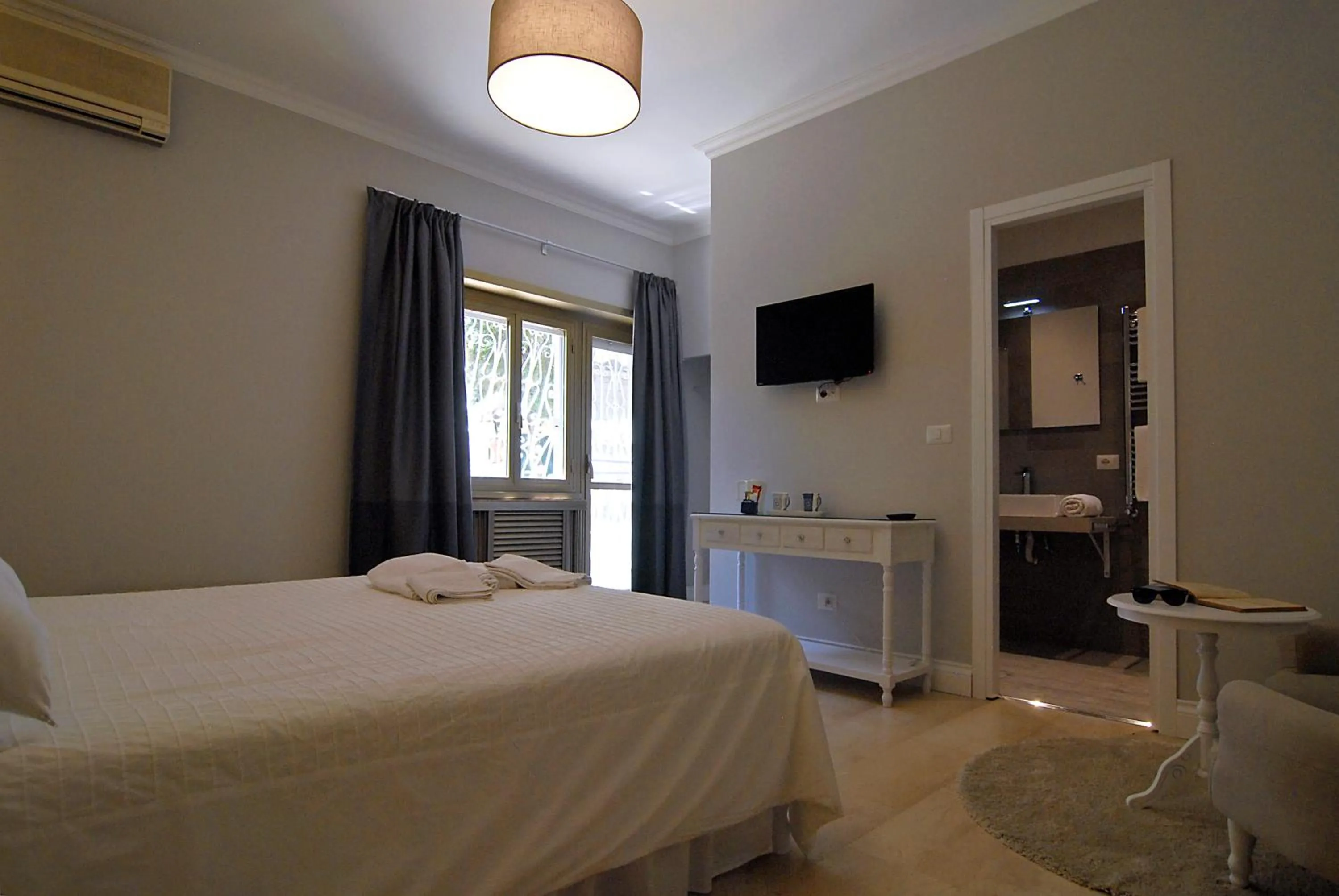 Photo of the whole room, Bed in B&B Tiburtina Garden