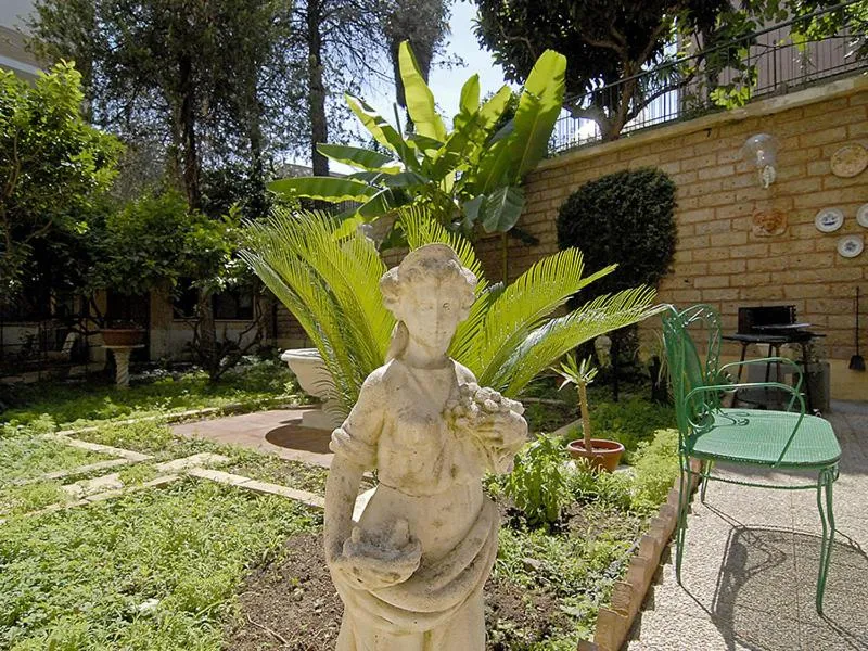 Property building in B&B Tiburtina Garden